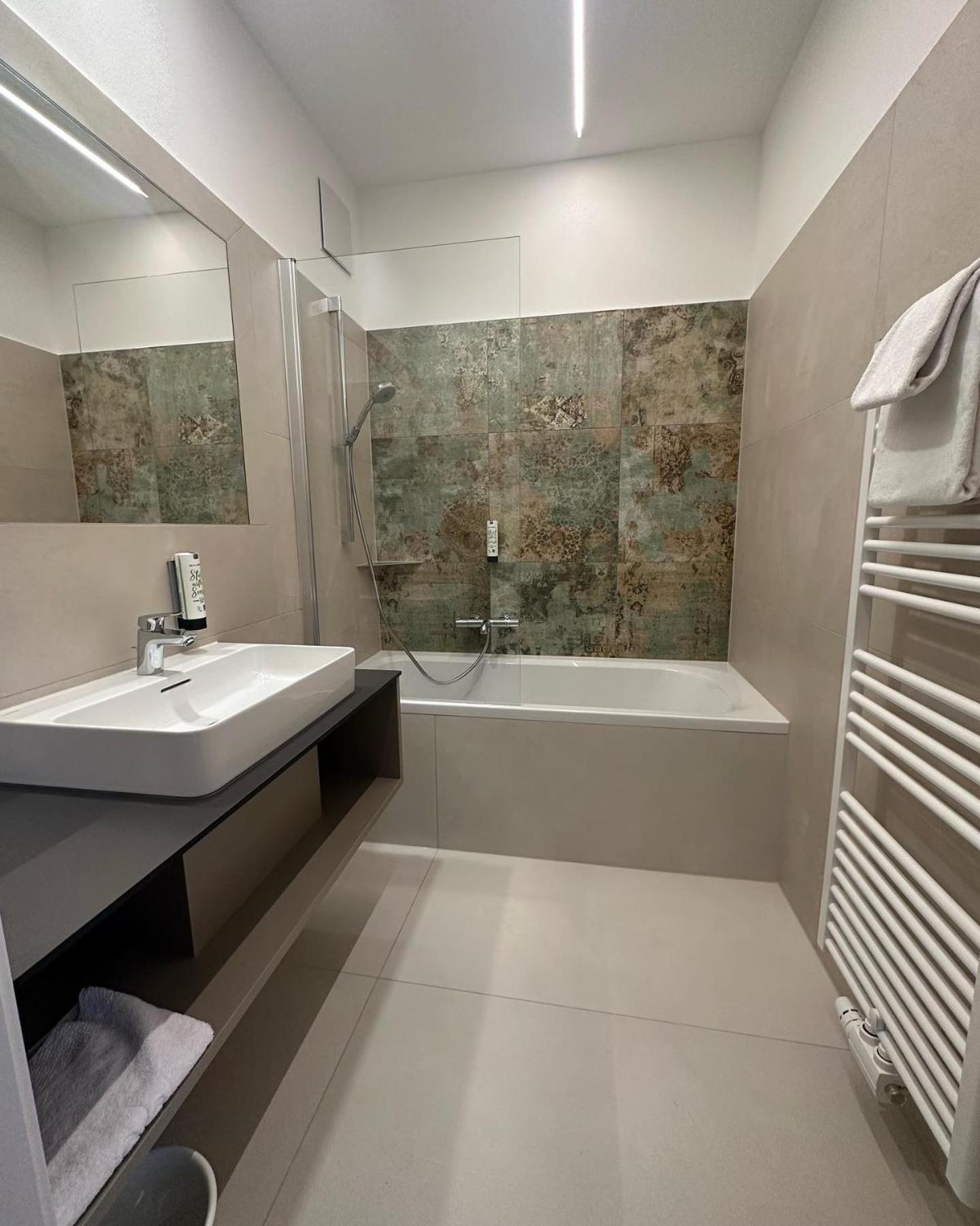 Business Double Room - Photo 2