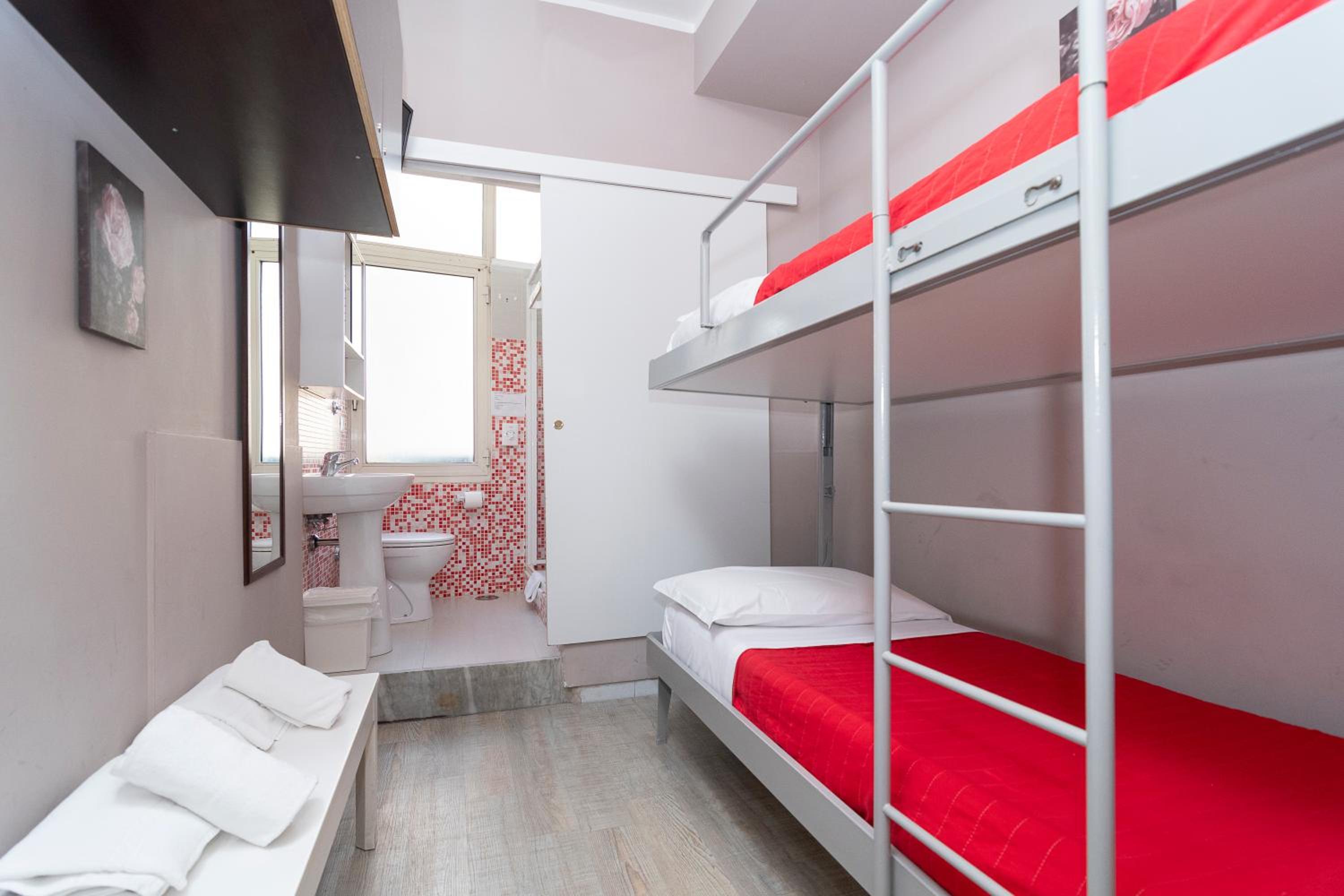 Single Bed in Mixed Dormitory Room