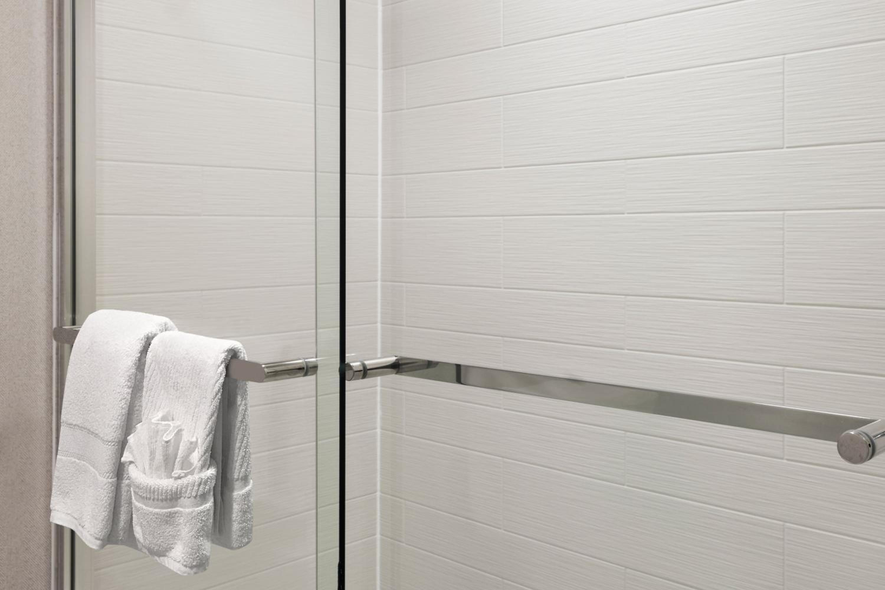 King Room with Adapted Tub - Mobility Accessible - Photo 2