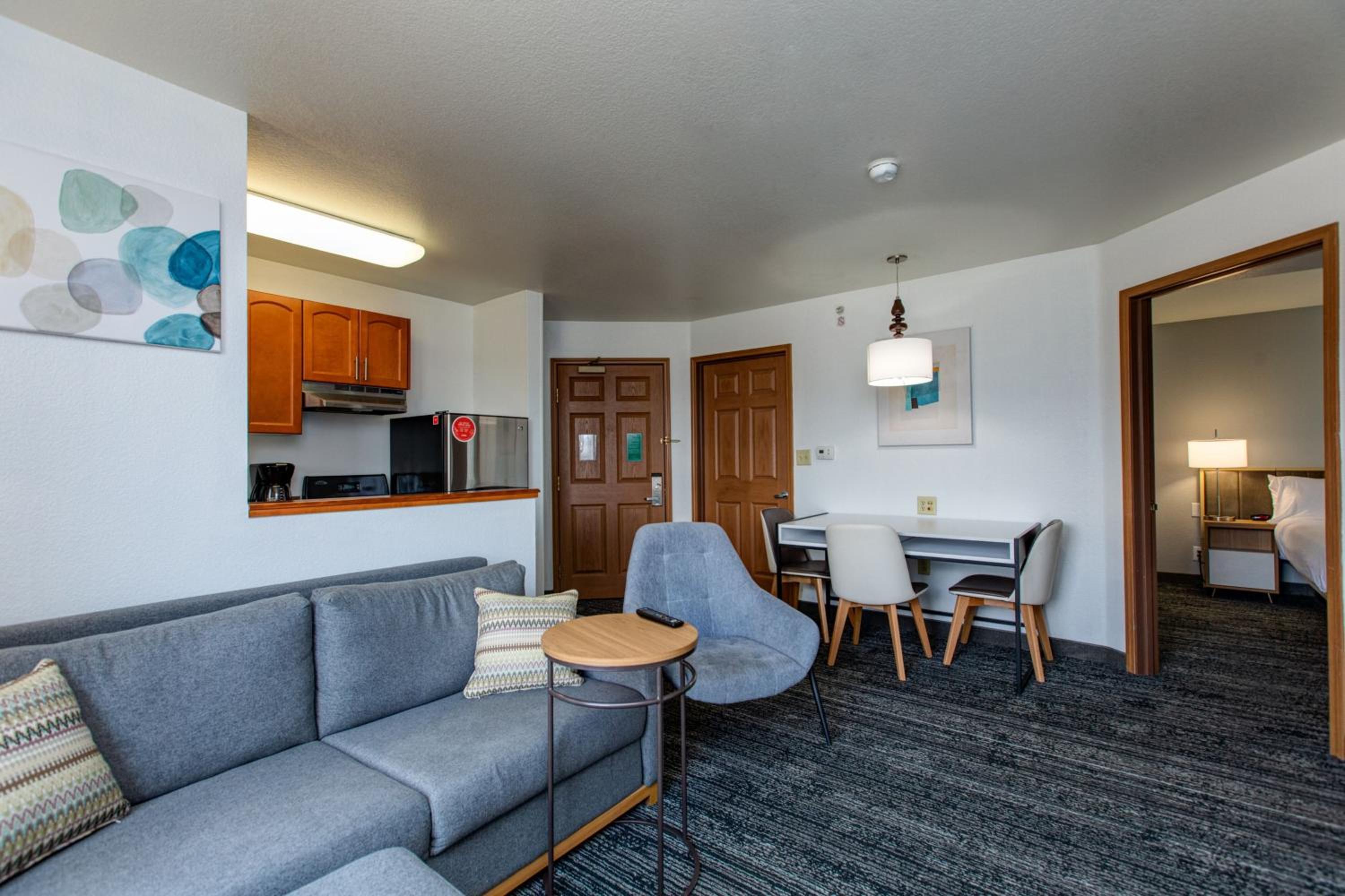 1 Bedroom Suite, 1 Queen, Sofa bed - Photo 1