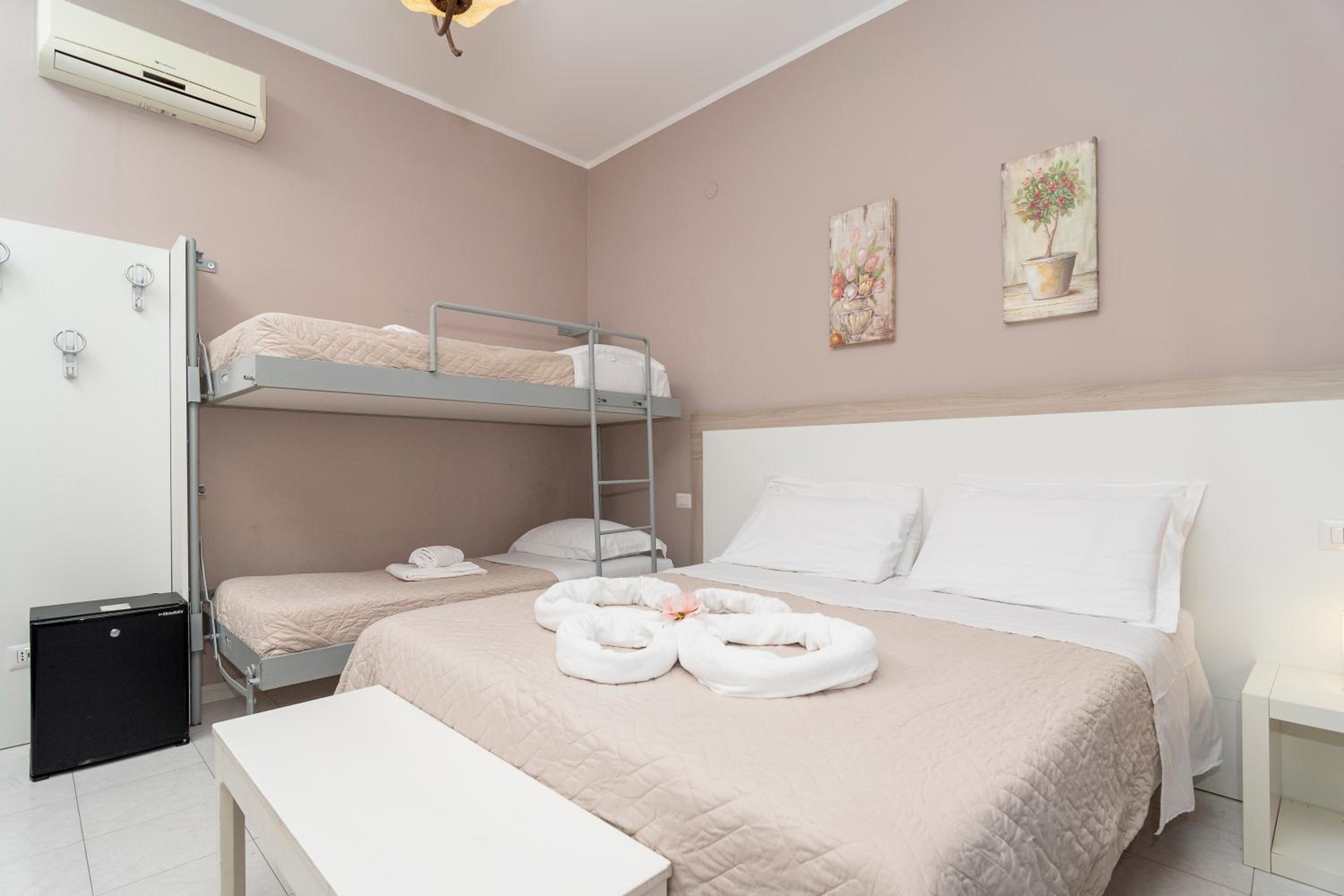 Quadruple Room with Private Bathroom - Photo 2