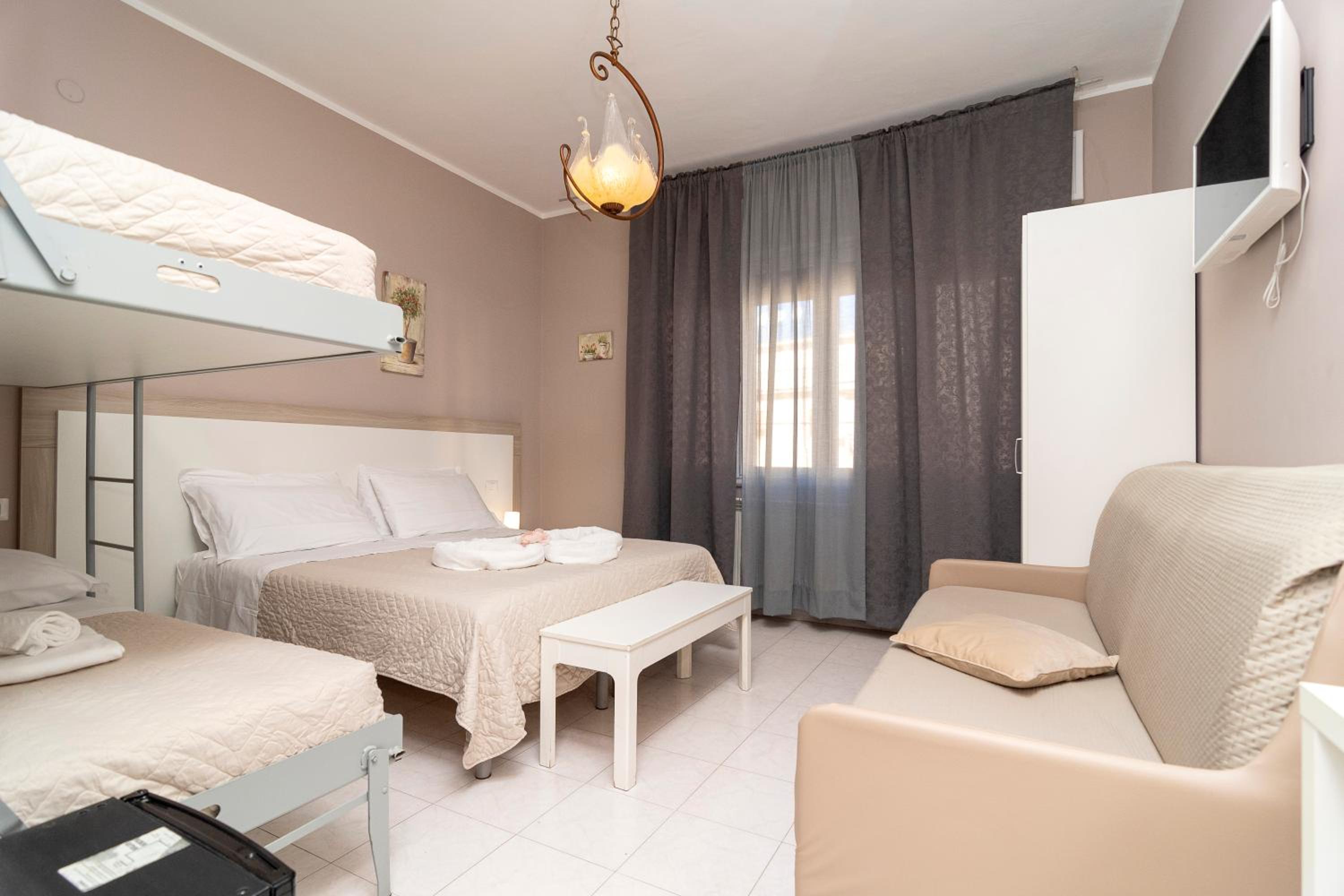 Quadruple Room with Private Bathroom - Photo 3