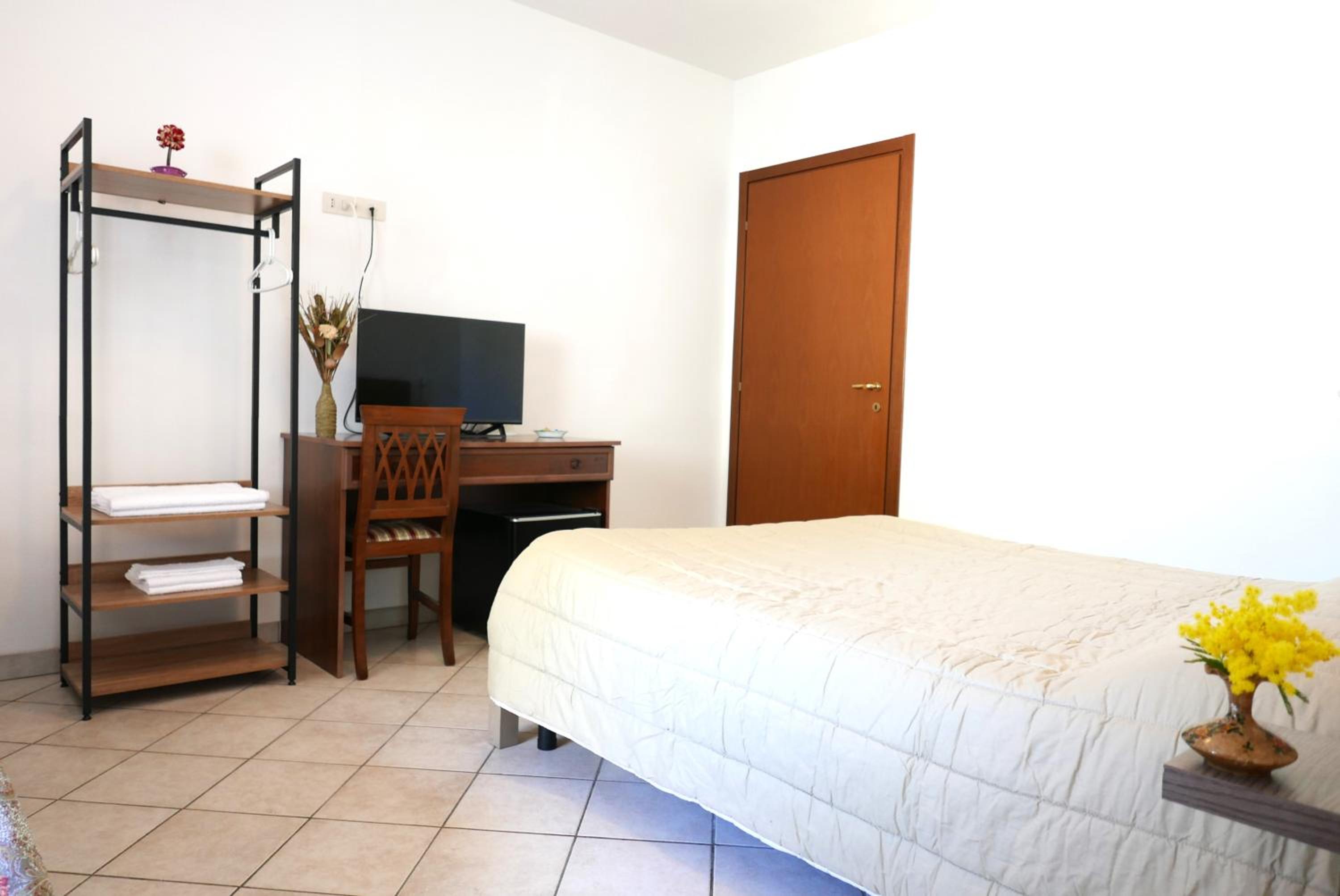 Double Room with Private Bathroom - Photo 17