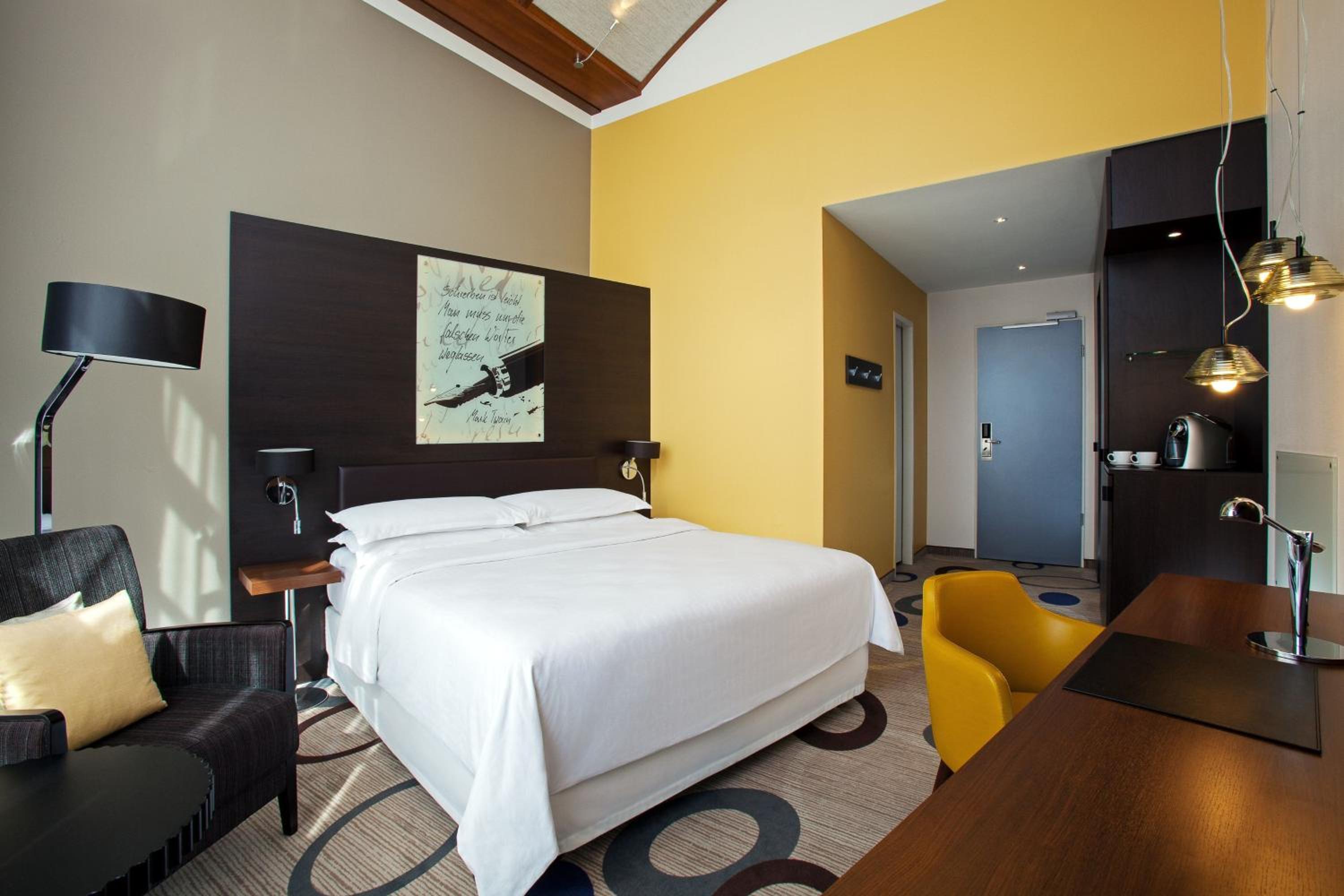 Executive, Guest room, 1 King - Photo 2