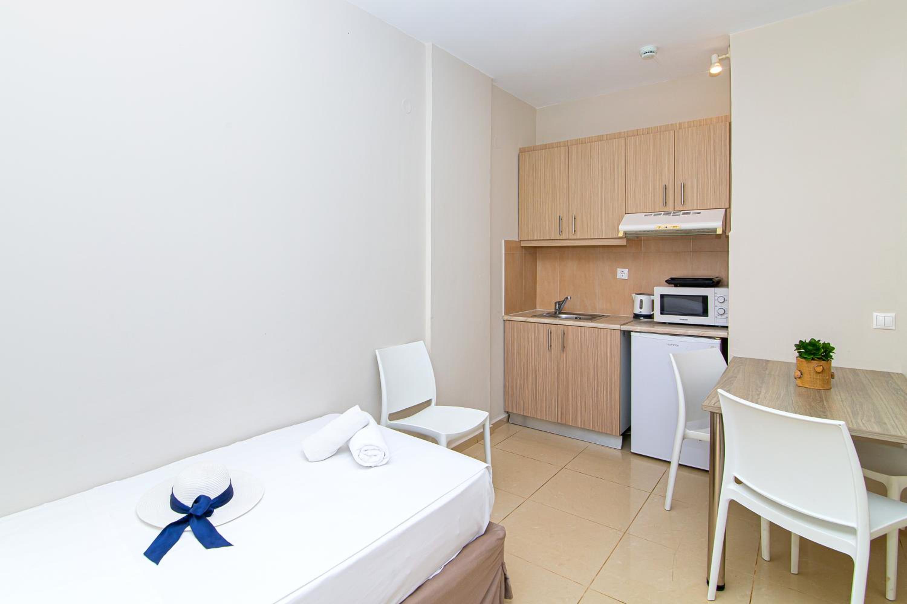 Superior One-Bedroom Quadruple Apartment - Photo 7