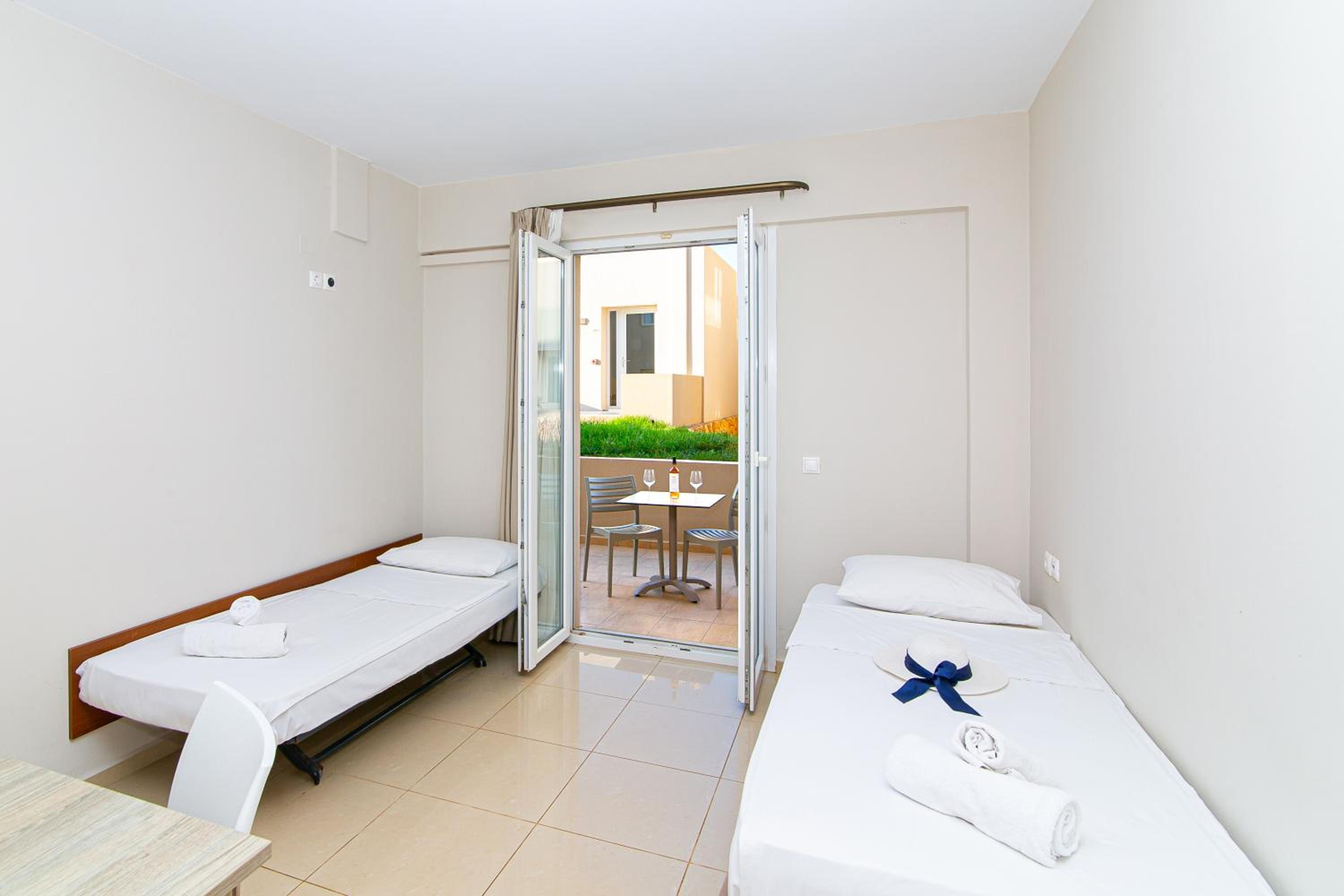 Superior One-Bedroom Quadruple Apartment - Photo 4