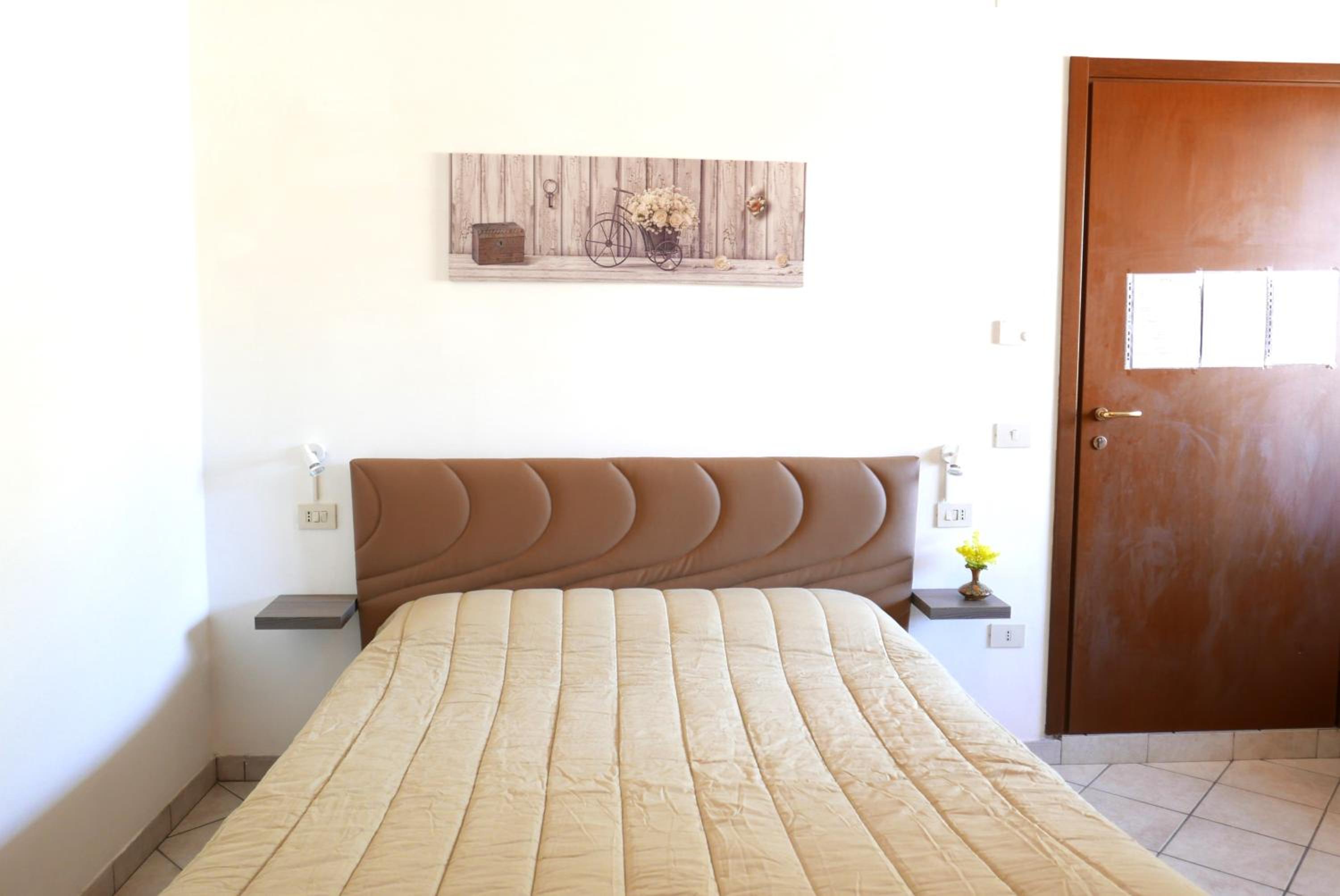 Double Room with Private Bathroom - Photo 18