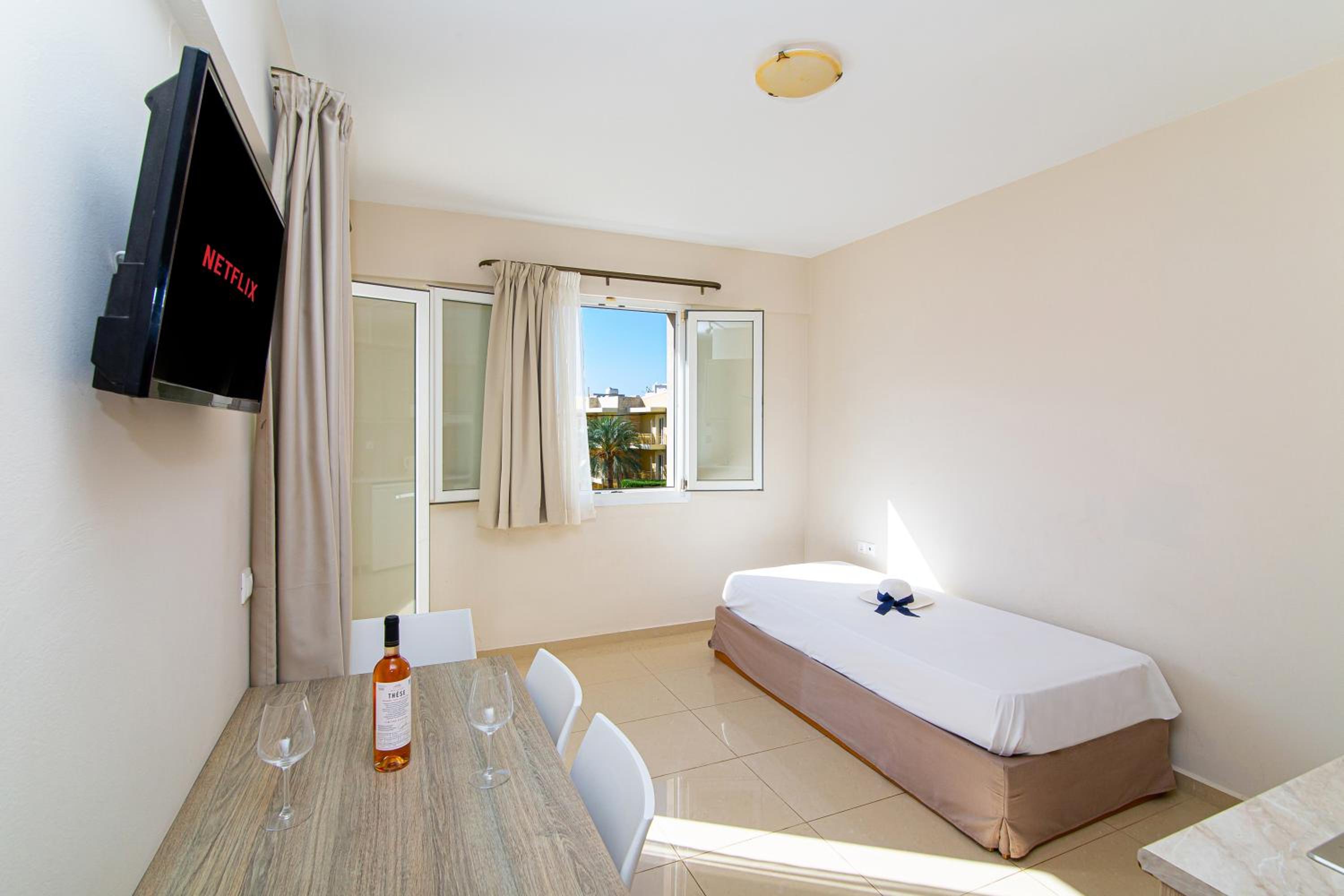 Superior One-Bedroom Quadruple Apartment - Photo 16