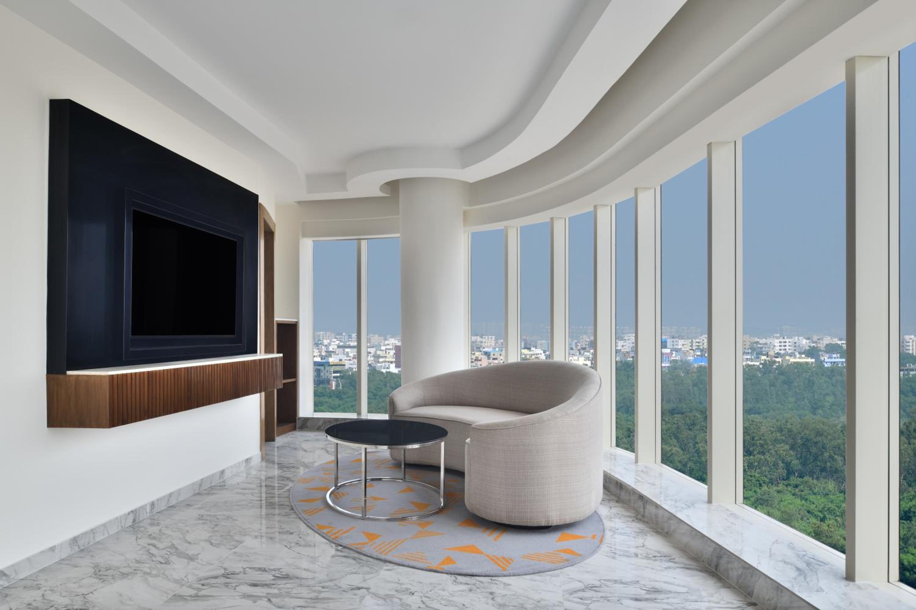 Executive Suite -Free Club Lounge Access, One way Airport Drop  - Photo 2
