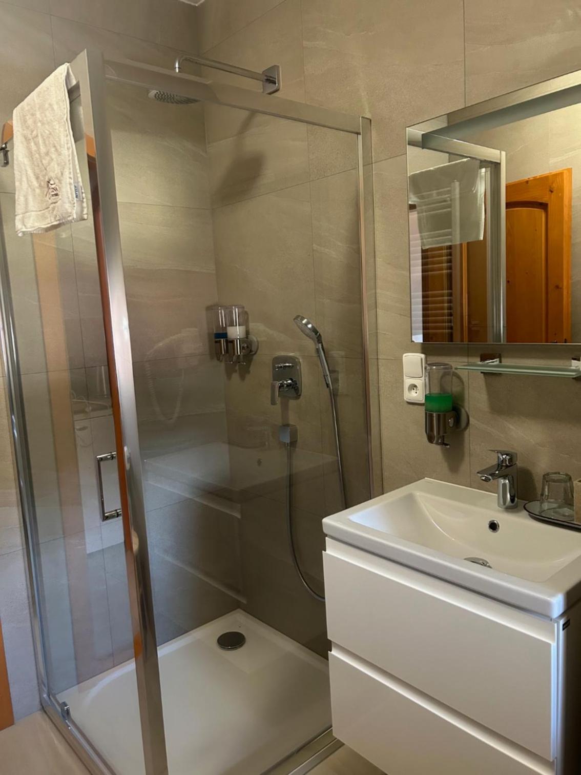 Quadruple Room with Bathroom - Photo 3