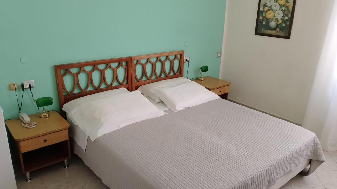 Standard Double or Twin Room - Photo 8