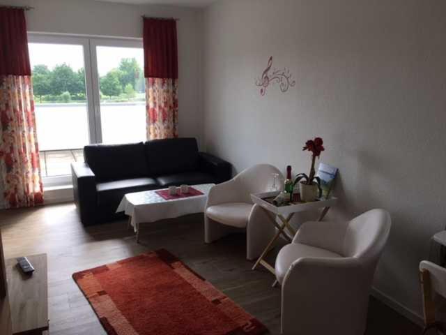 One-Bedroom Apartment with Lake View