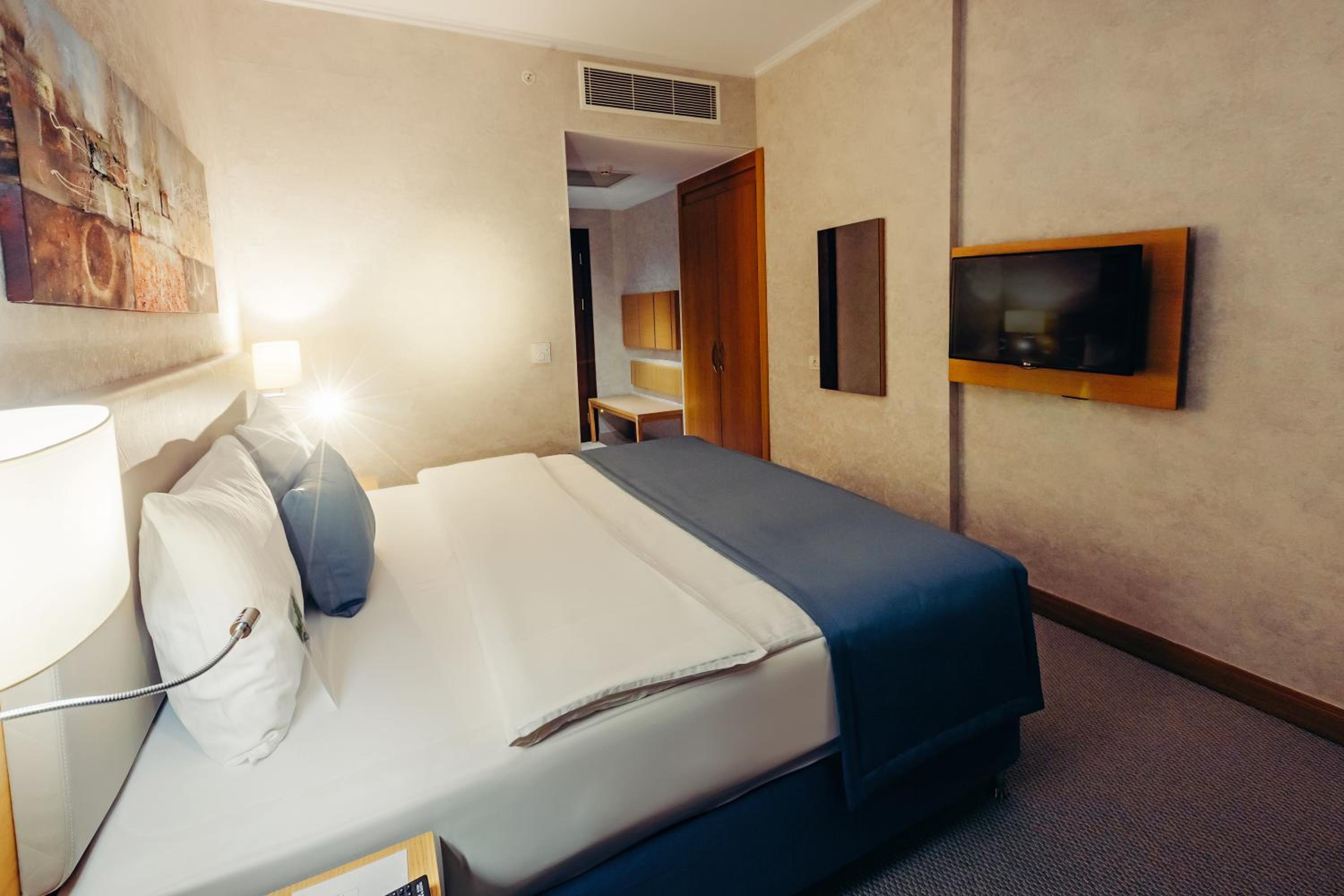 Superior Double or Twin Room with City View photo 2