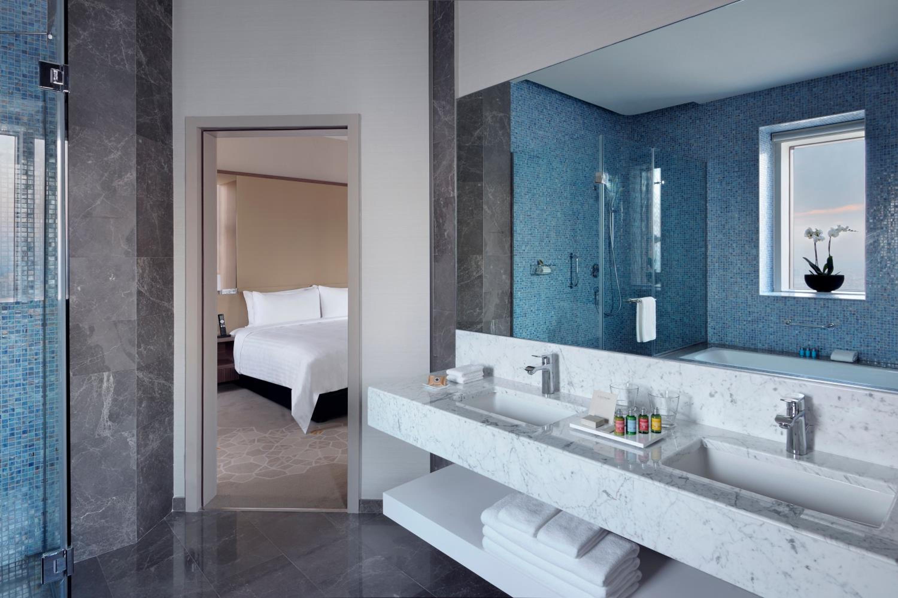 Corner Suite with Sea View and Lounge Access thumbnail 5