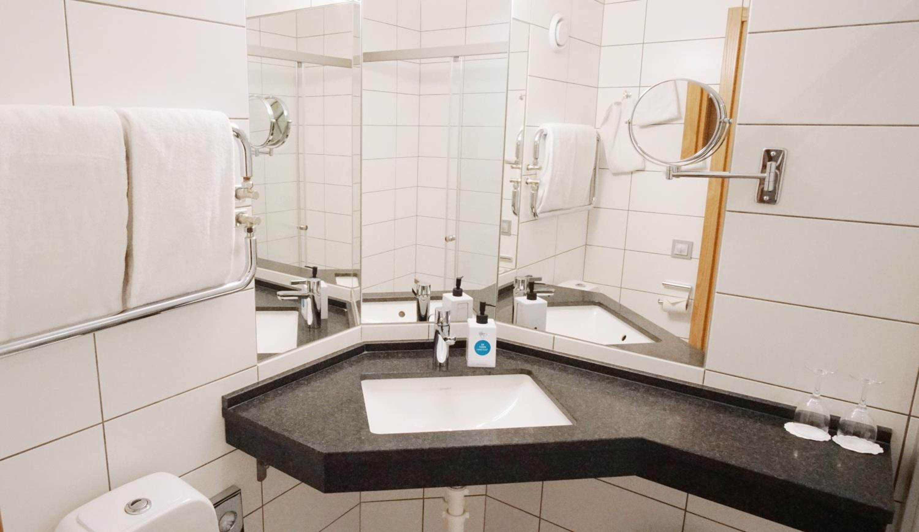 Standard Twin Room - Photo 7