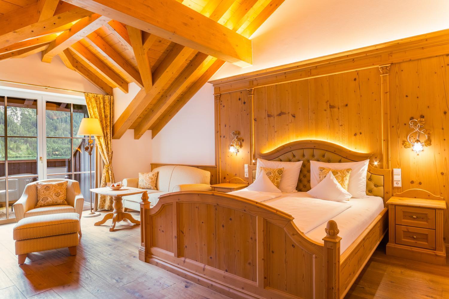 Deluxe Double Room with Balcony and Lake View - Photo 1