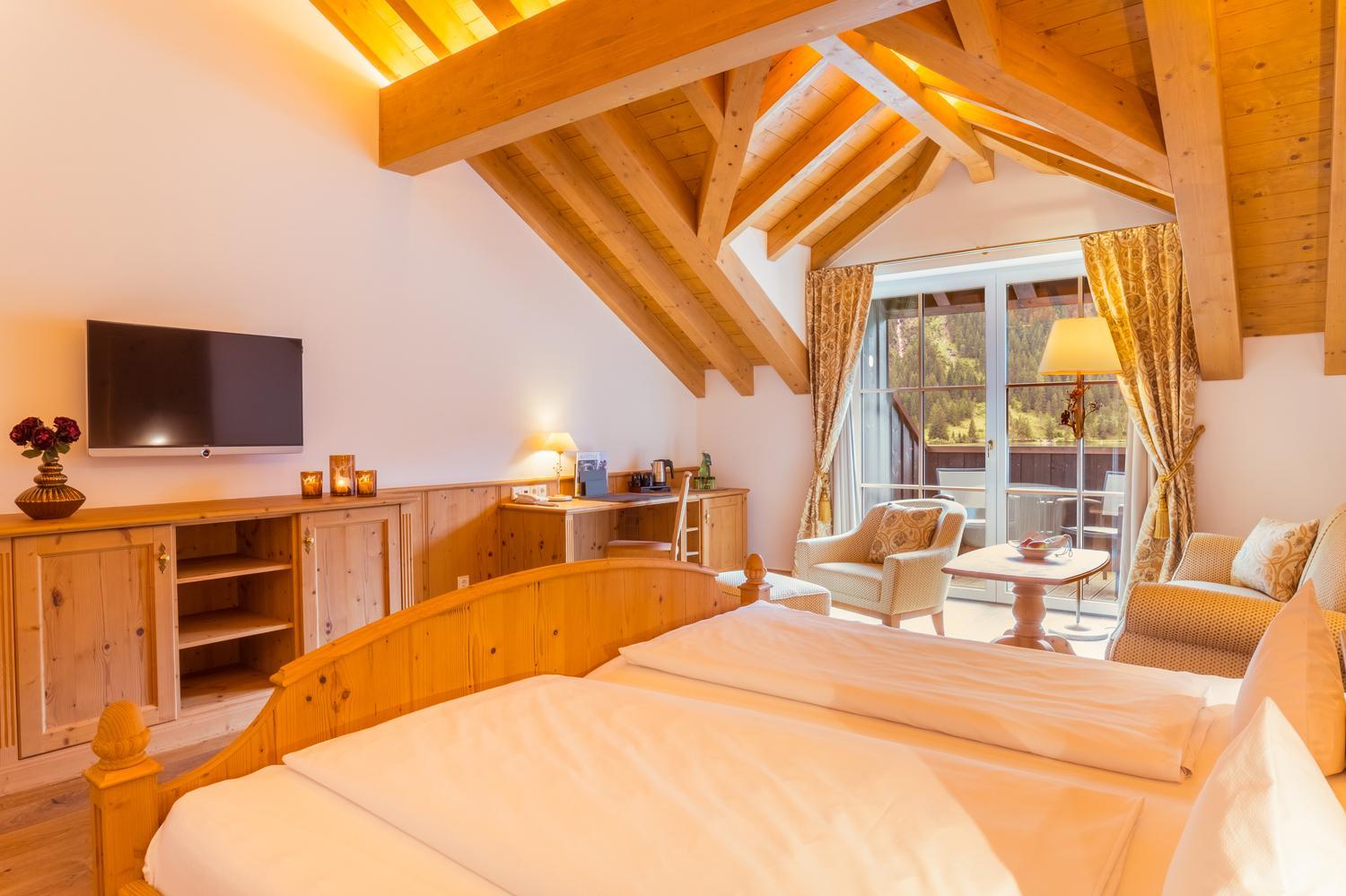 Deluxe Double Room with Balcony and Lake View - Photo 2