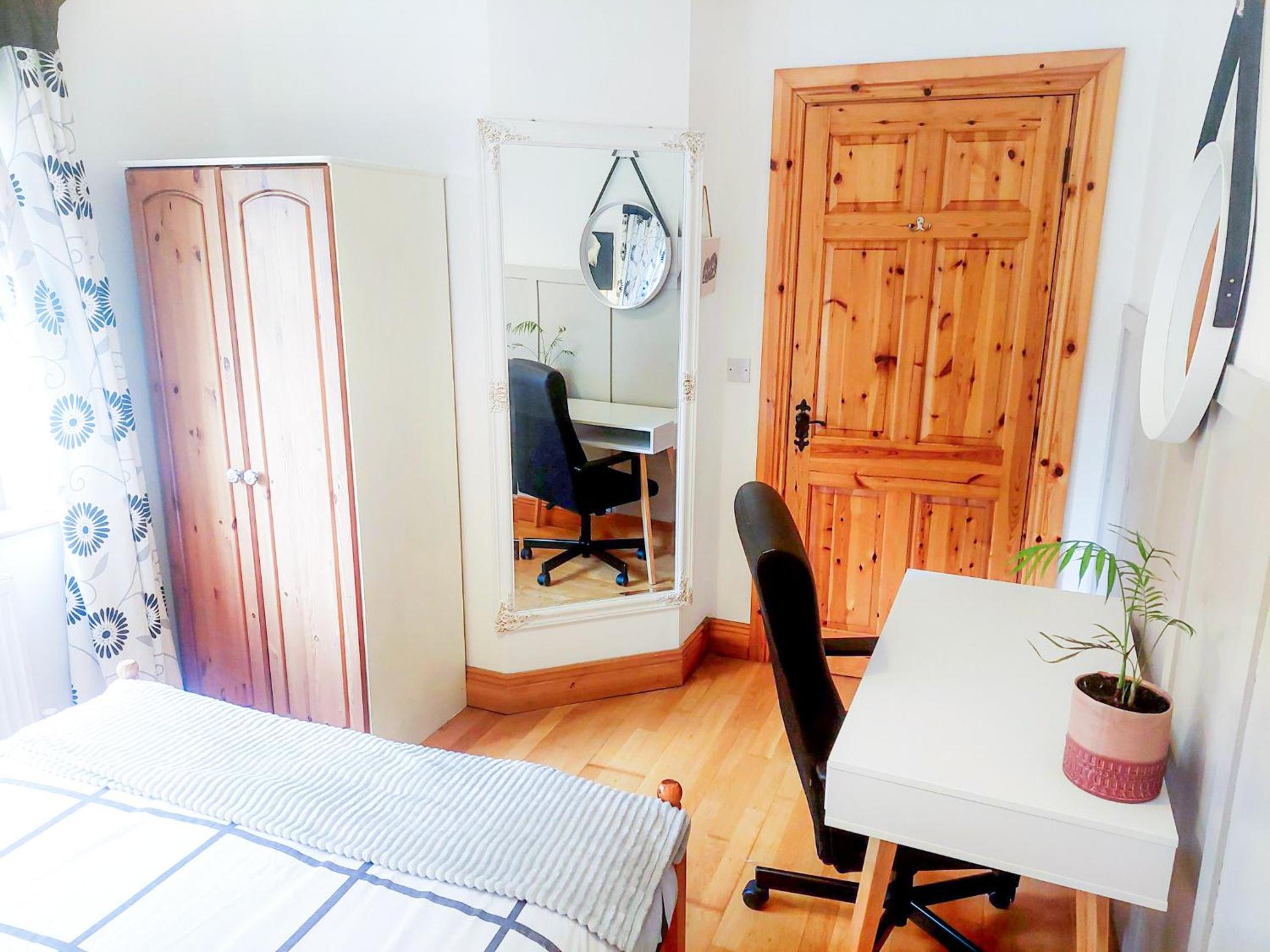 Five-Bedroom House photo 1