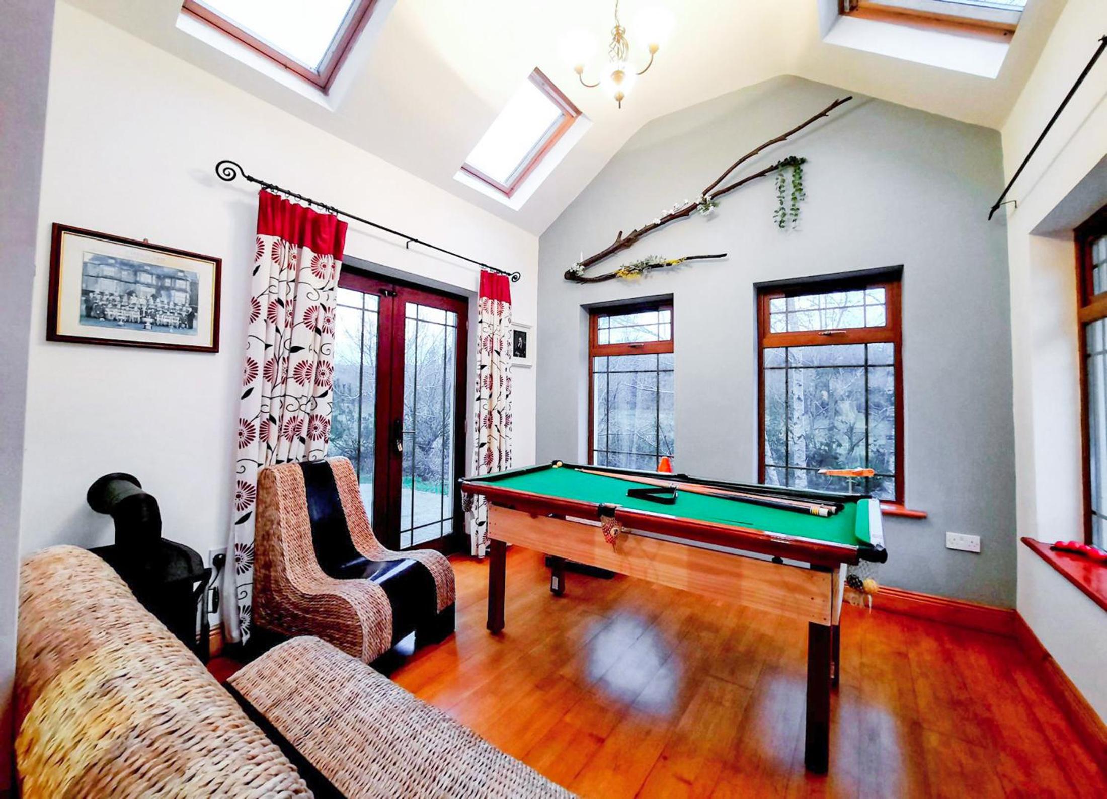 Five-Bedroom House photo 2