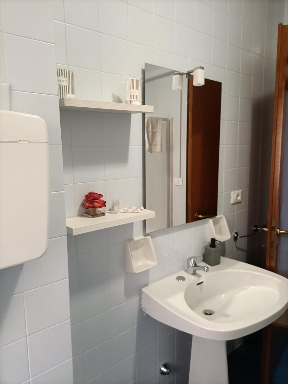 Double Room with Private Bathroom - Photo 3