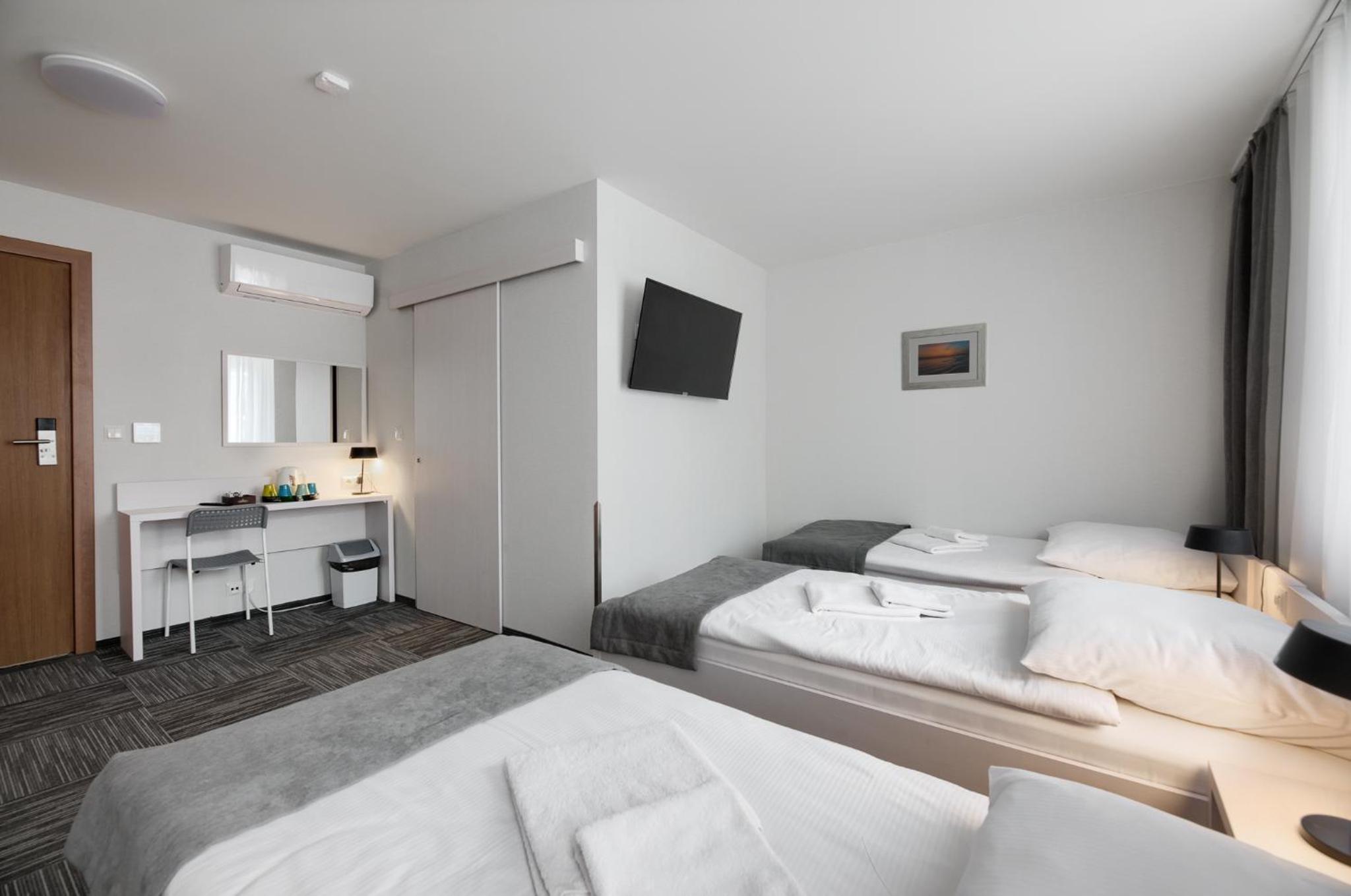 Deluxe Quadruple Room - Photo 5
