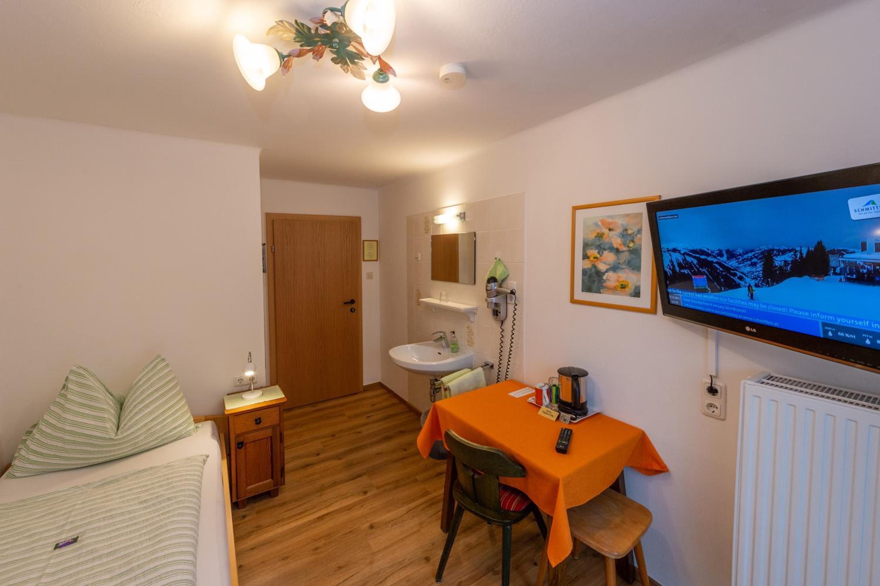 Single Room with Balcony and shared bathroom photo 3