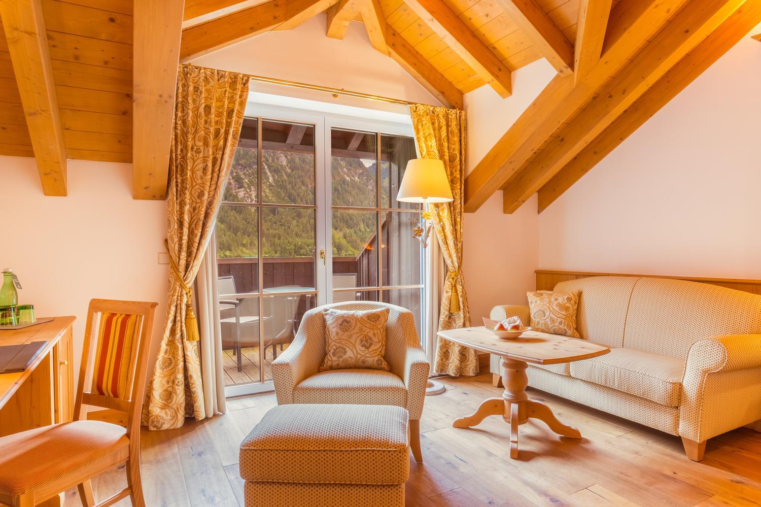 Deluxe Double Room with Balcony and Lake View - Photo 3