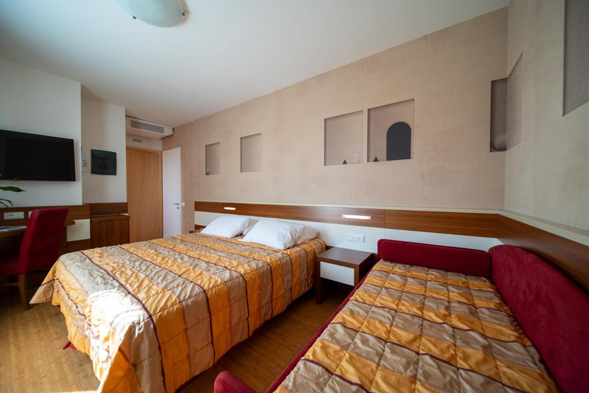 Deluxe Double or Twin Room - Photo 7
