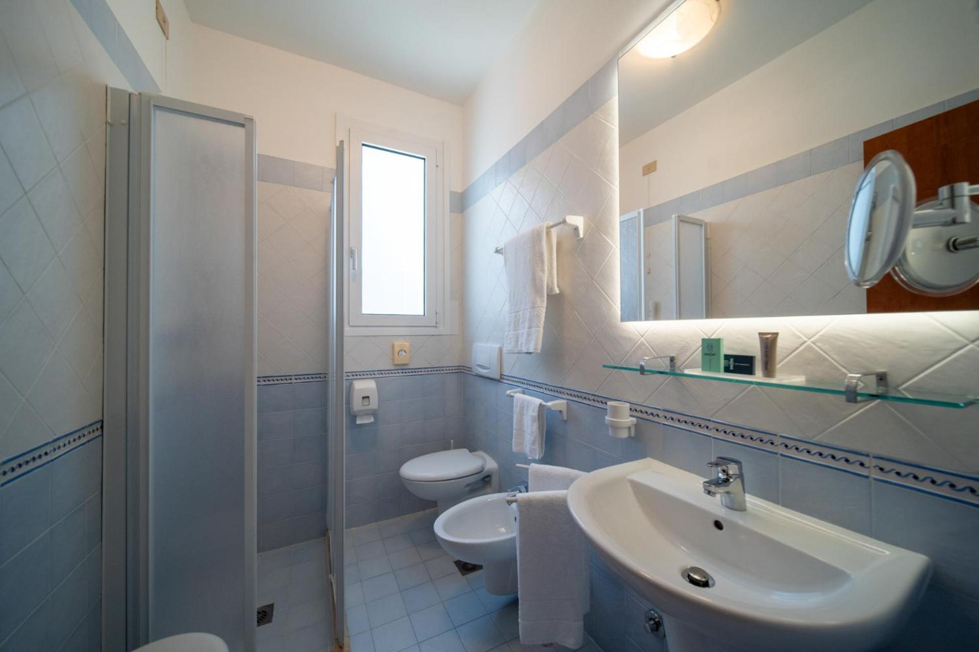 Superior Quadruple Room - Photo 4