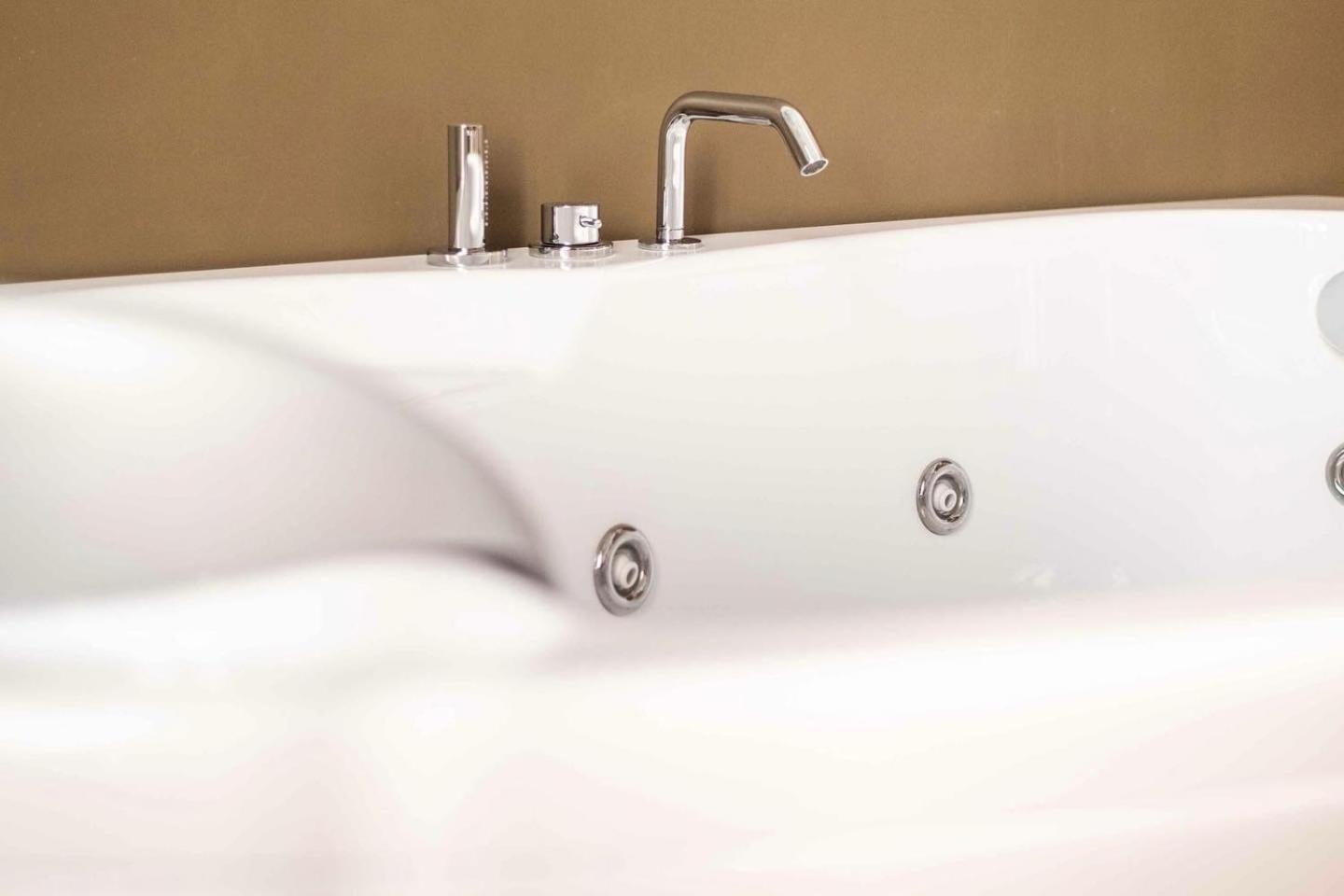 Double Room with Spa Bath - Photo 9