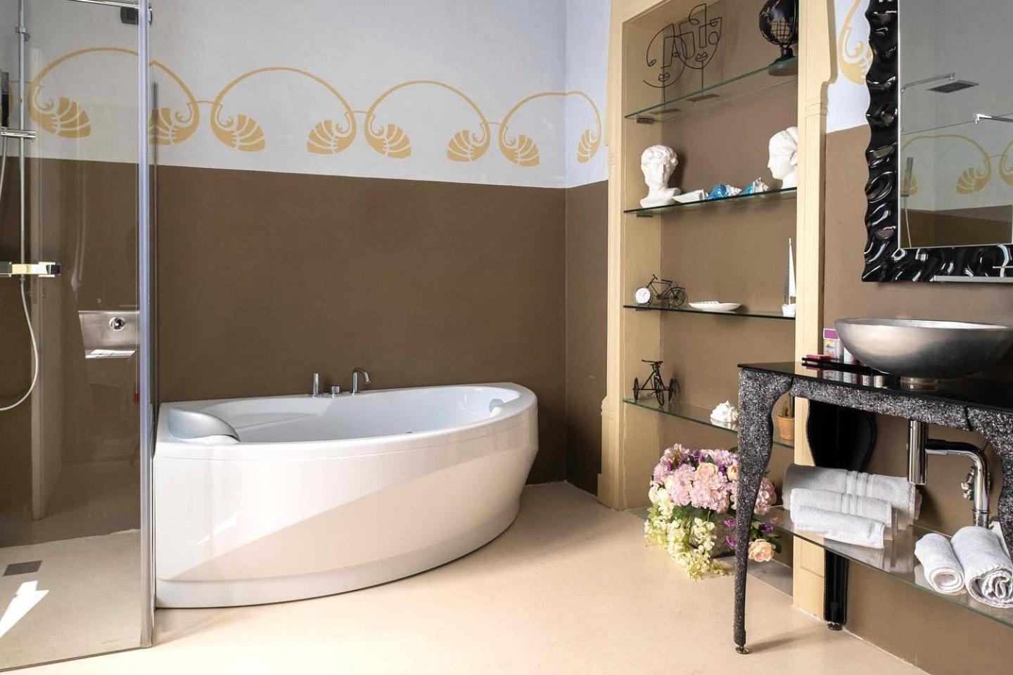 Double Room with Spa Bath - Photo 7