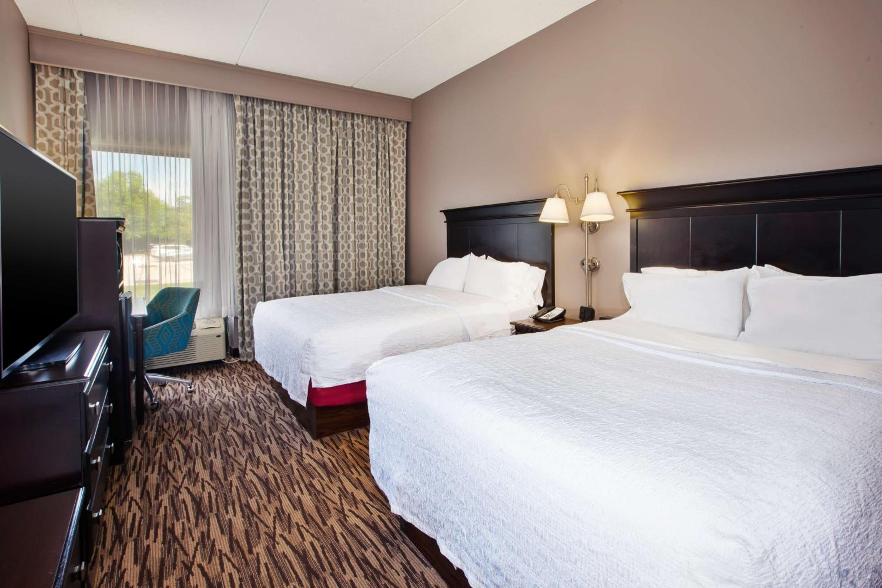 Room with Two Queen Beds - Non-Smoking - Photo 6