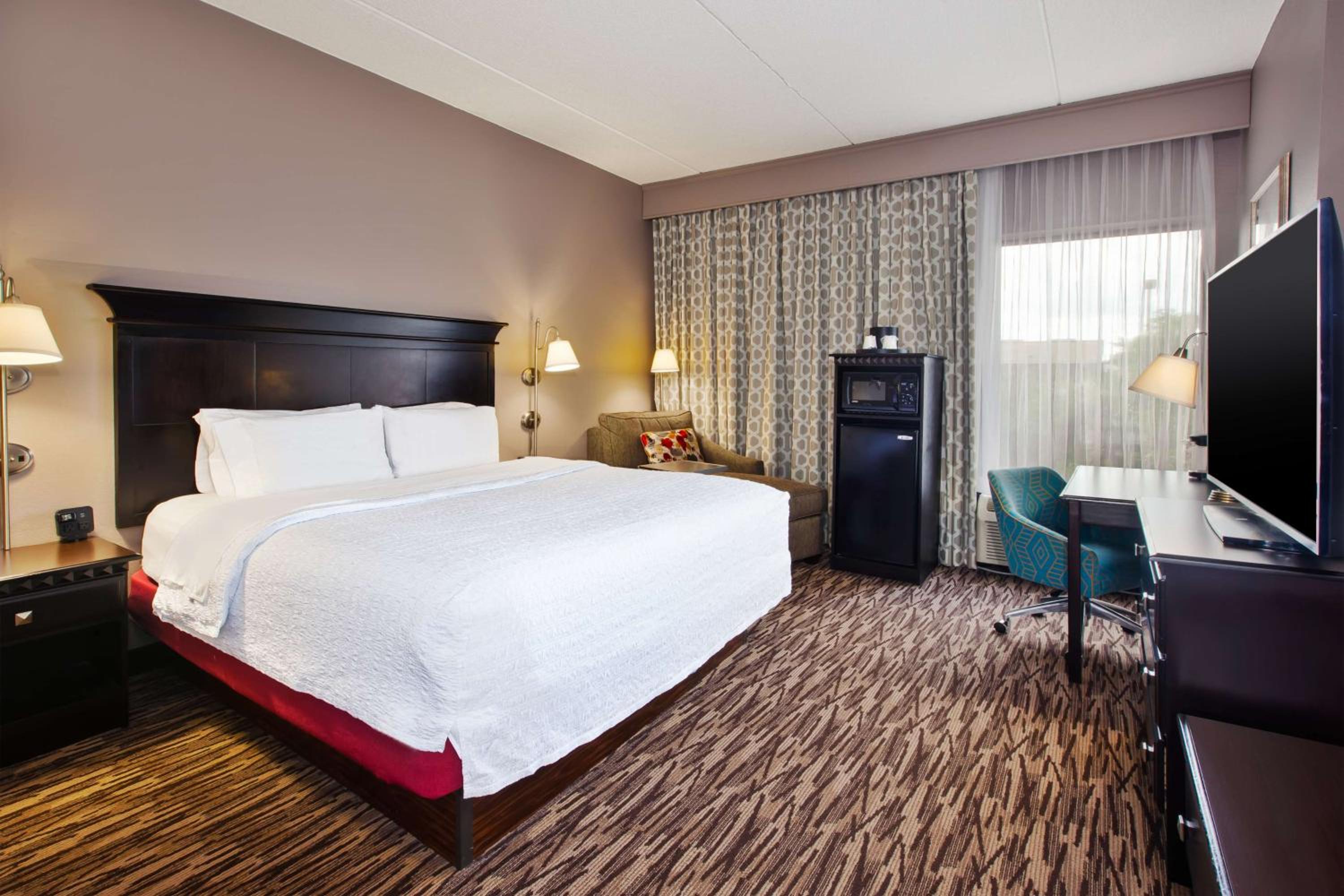 King Room with King Bed - Non-Smoking - Photo 7