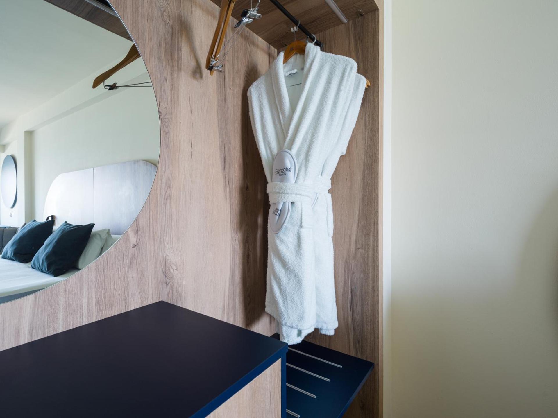 Deluxe Double Room with Balcony and Sea View - Photo 16