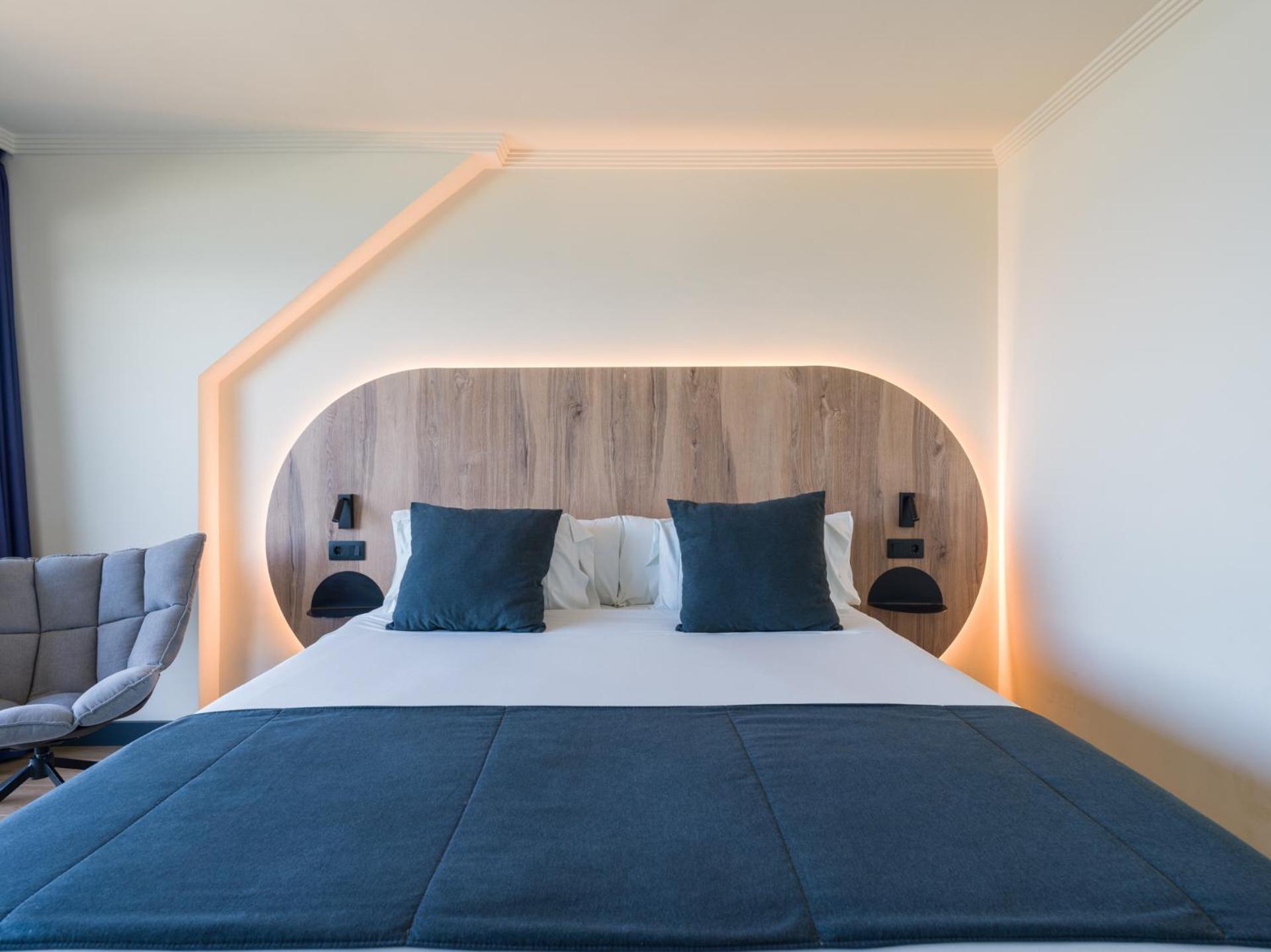 Deluxe Double Room with Balcony and Sea View - Photo 17
