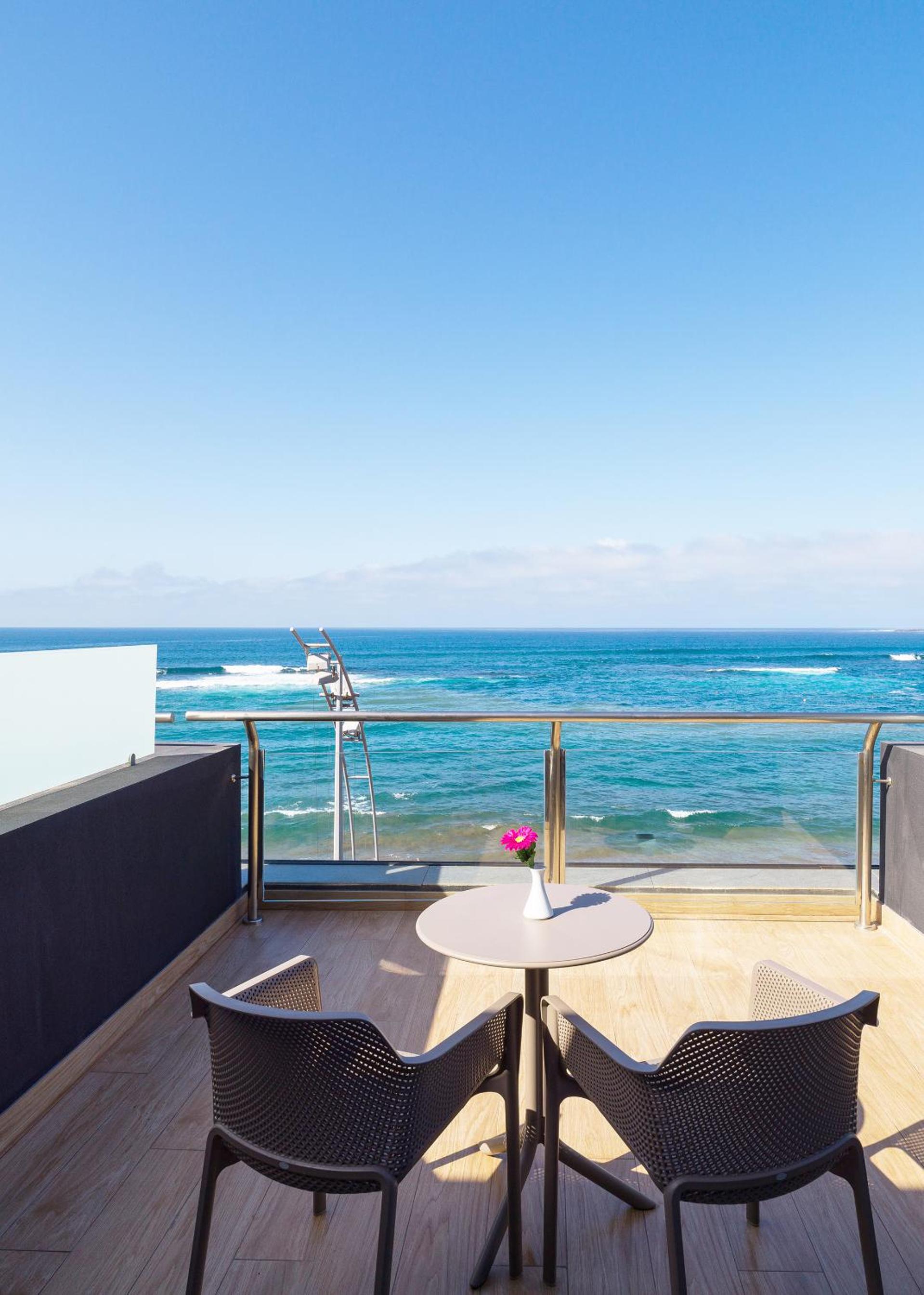 Deluxe Double Room with Balcony and Sea View - Photo 13