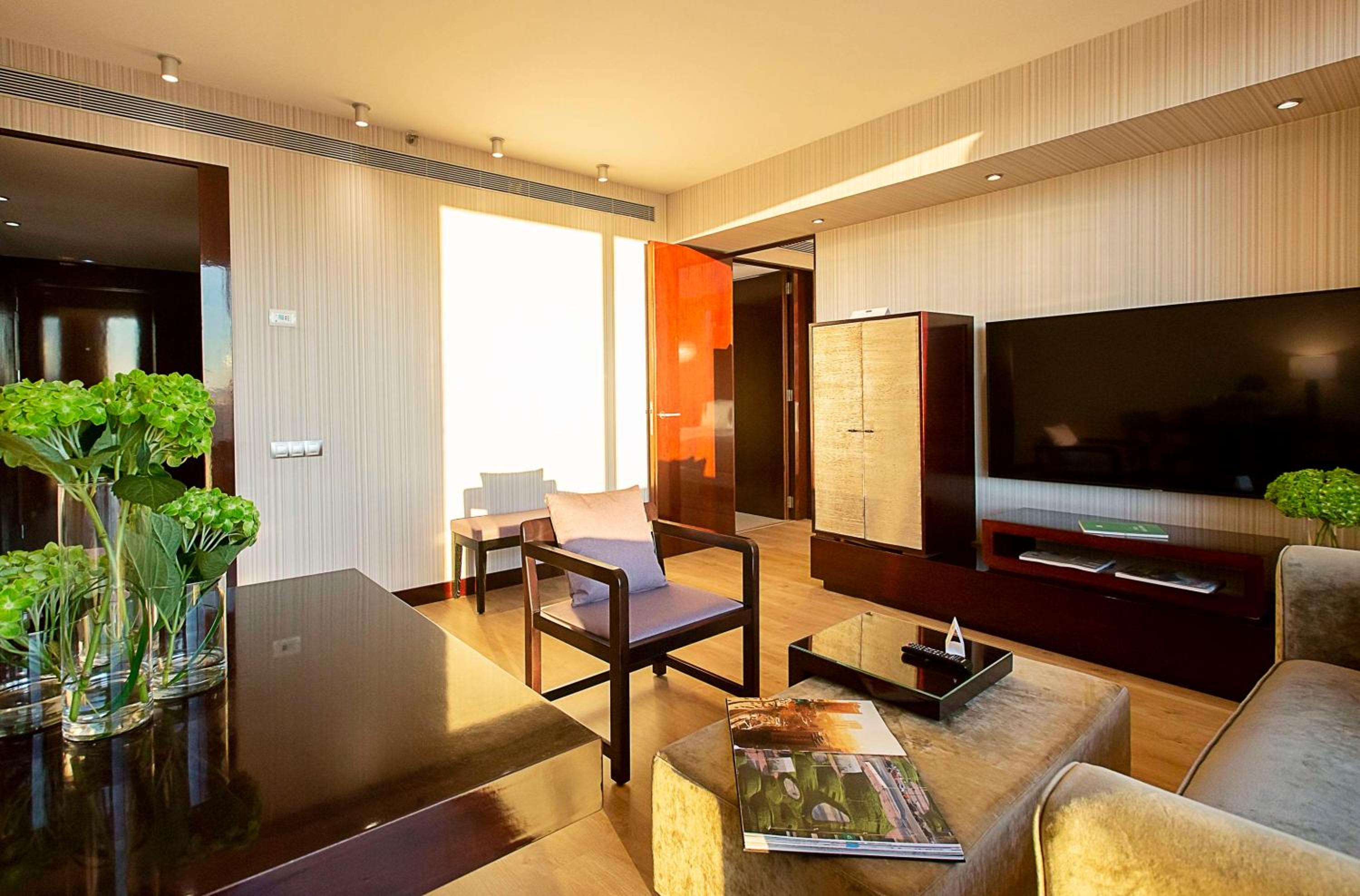 Deluxe Executive King Suite with City View - High Floor