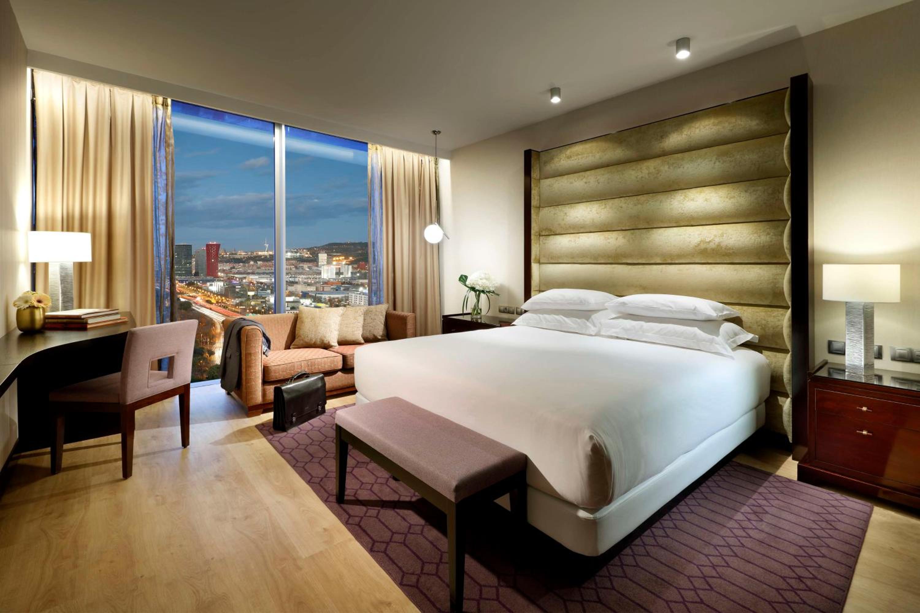 Deluxe King Room with City View - High Floor