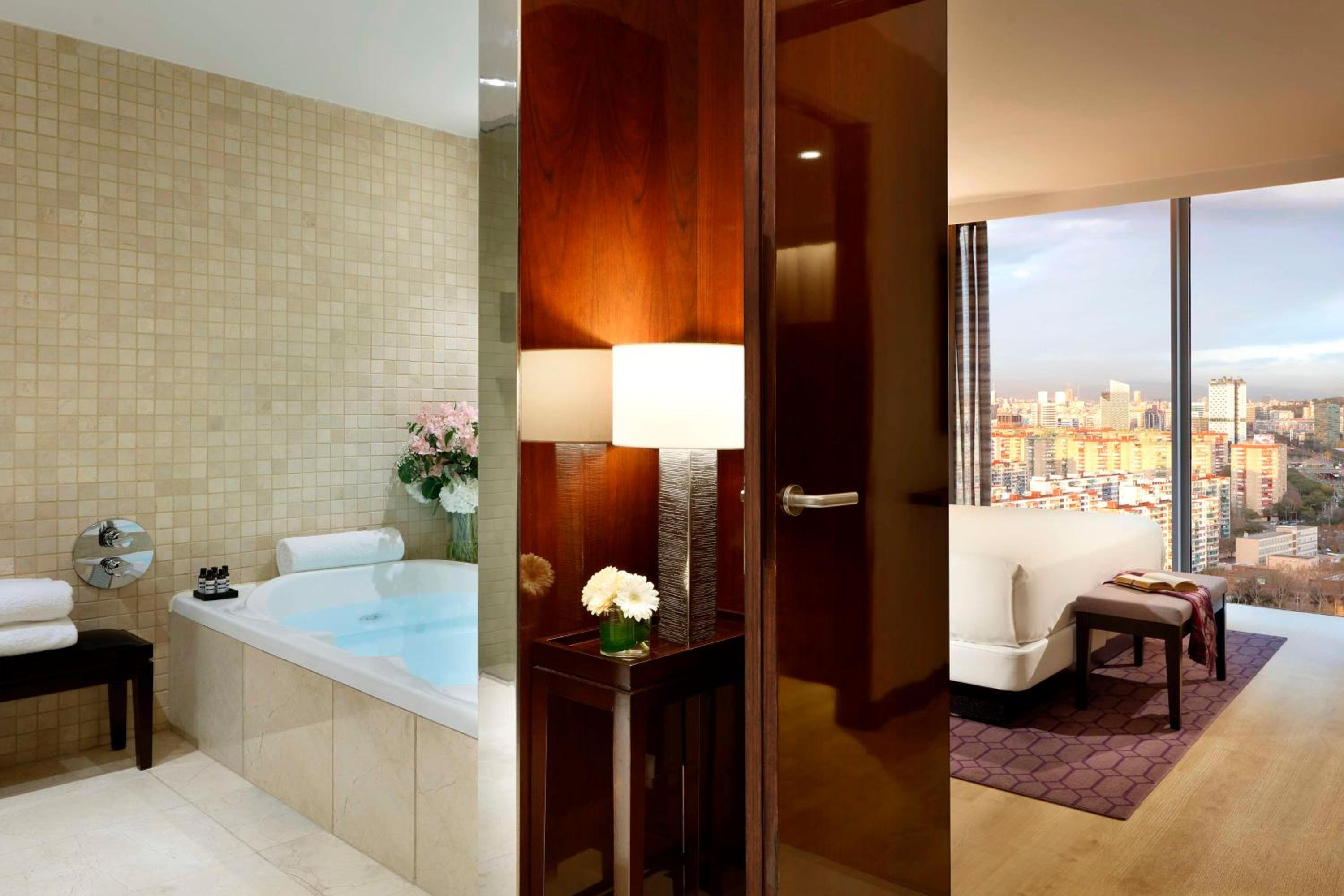 Deluxe Executive King Suite with City View - High Floor