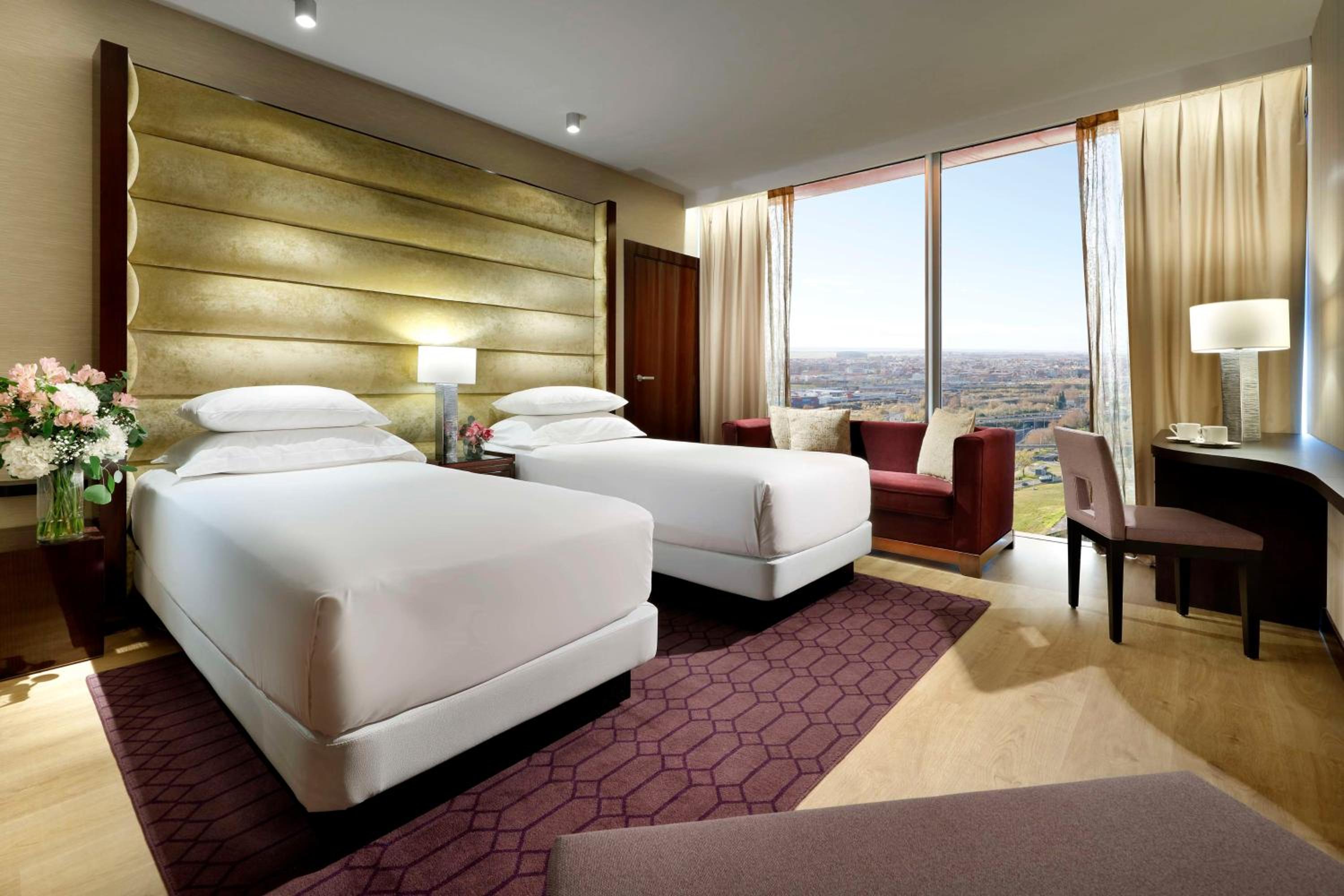Deluxe Family Room with Panoramic View - High Floor