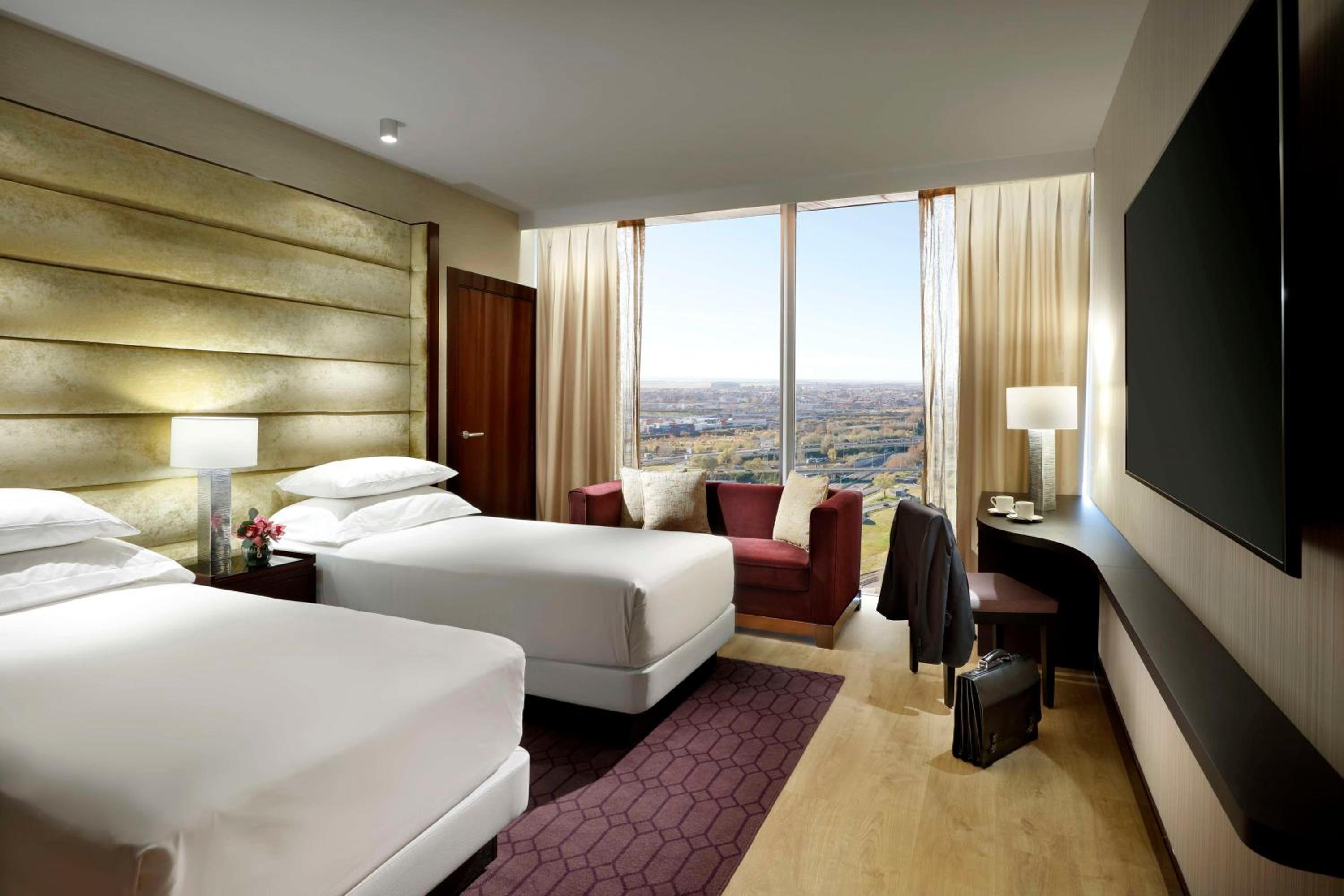 Deluxe Family Room with Panoramic View - High Floor