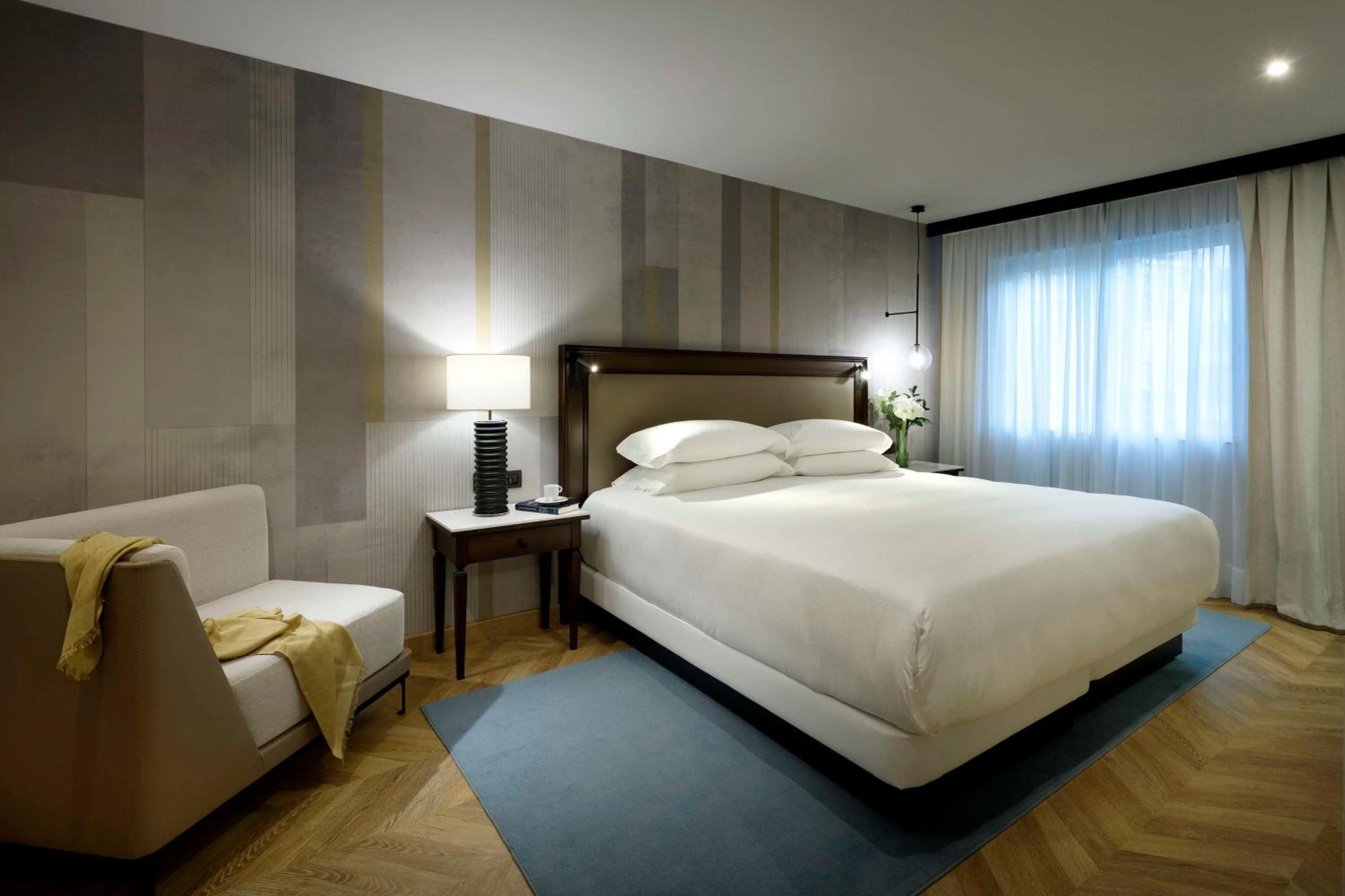 Regency King Suite with Club Access - Photo 1