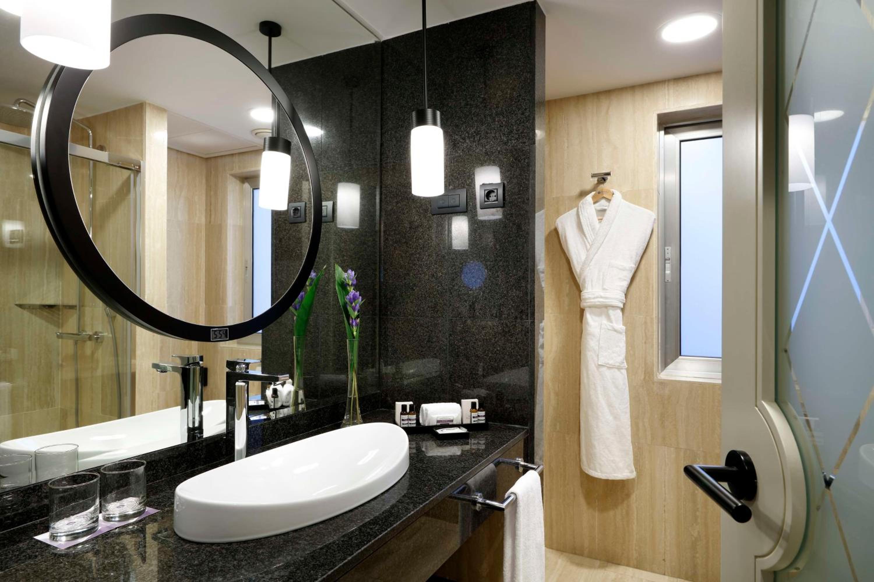 Regency King Suite with Club Access - Photo 4