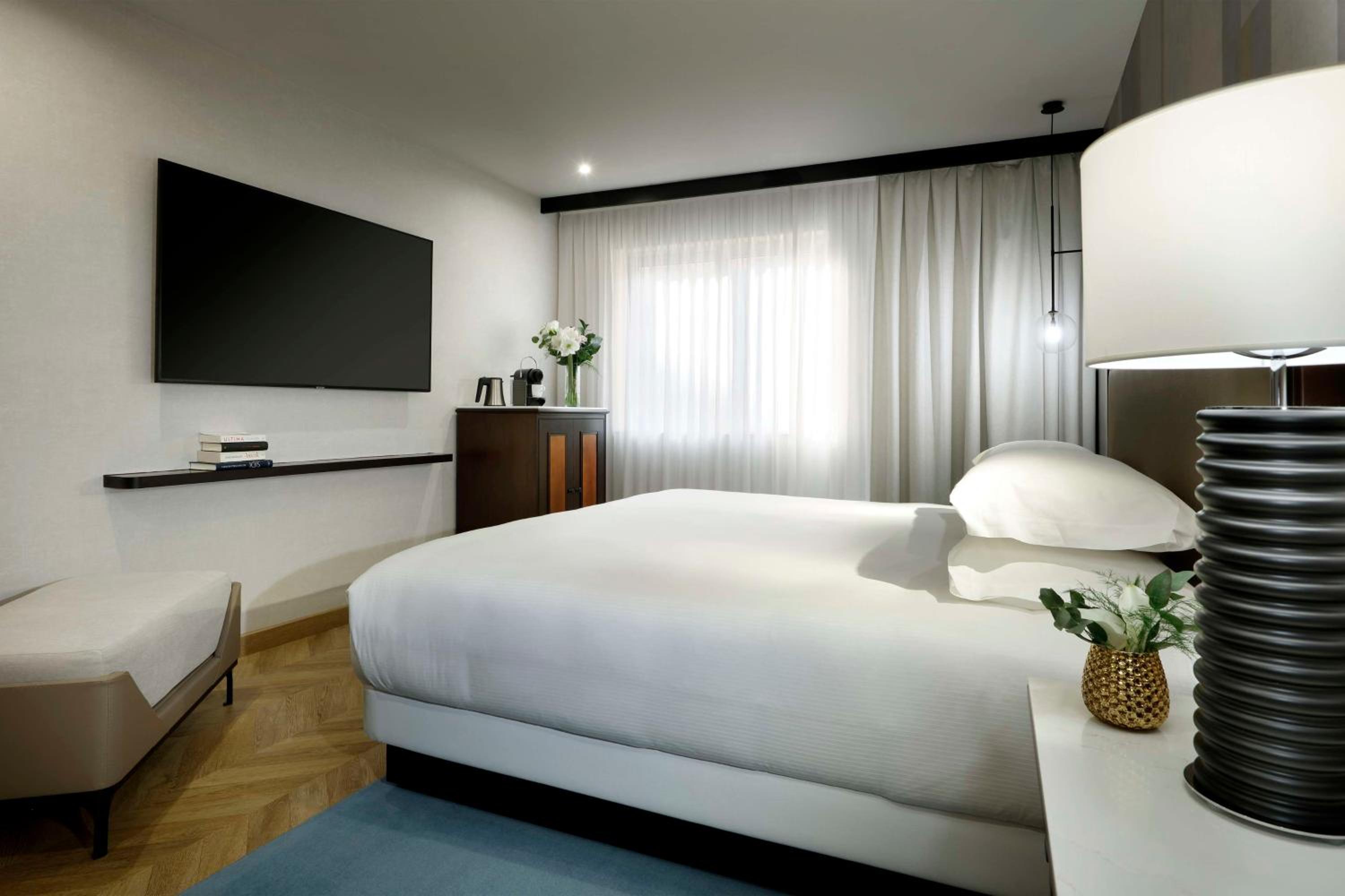 Deluxe King Room - Photo 4