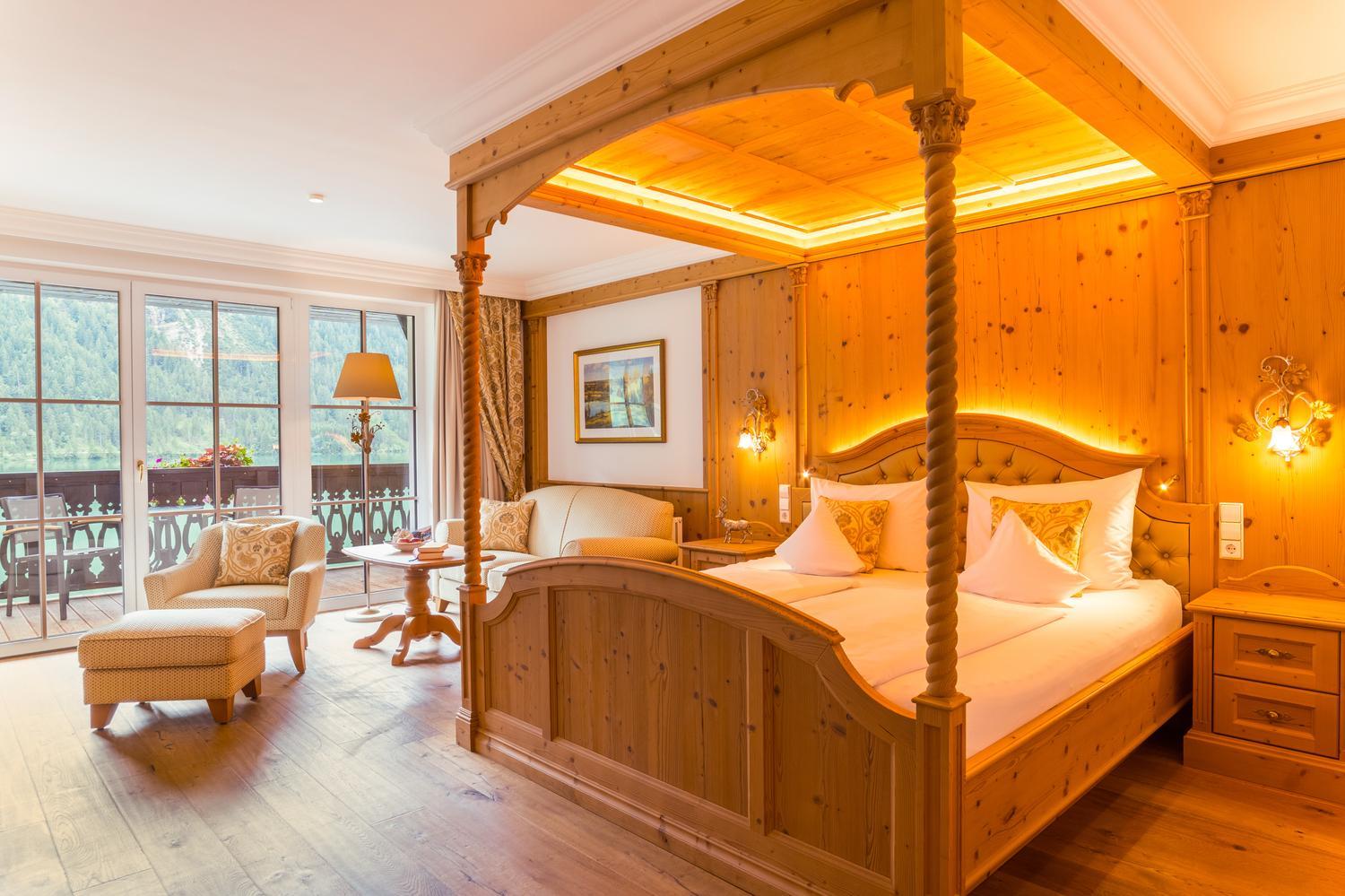 Deluxe Double Room with Balcony - Photo 3
