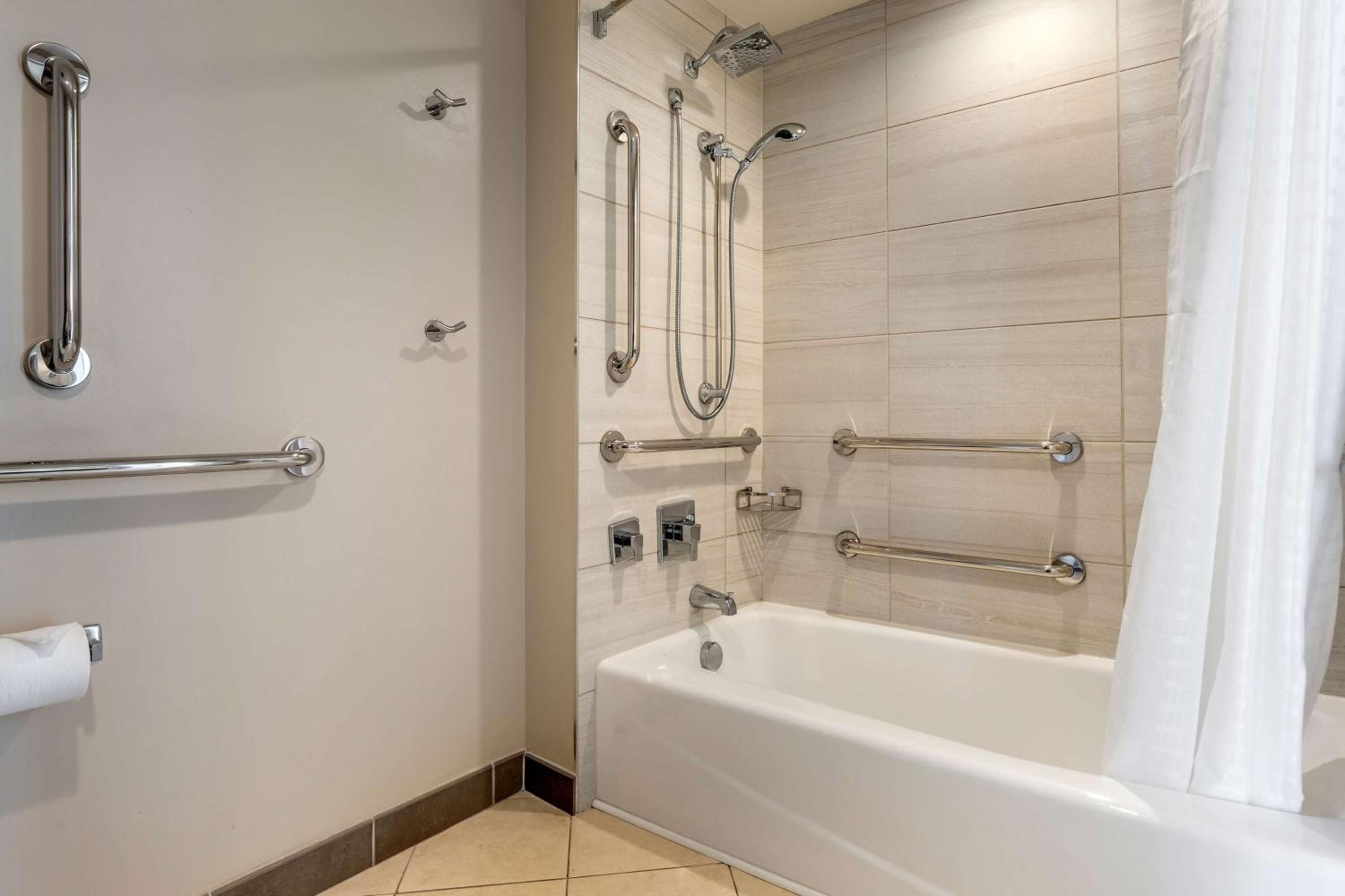 One-Bedroom with Access Hearing/Tub Ocean View - Photo 9
