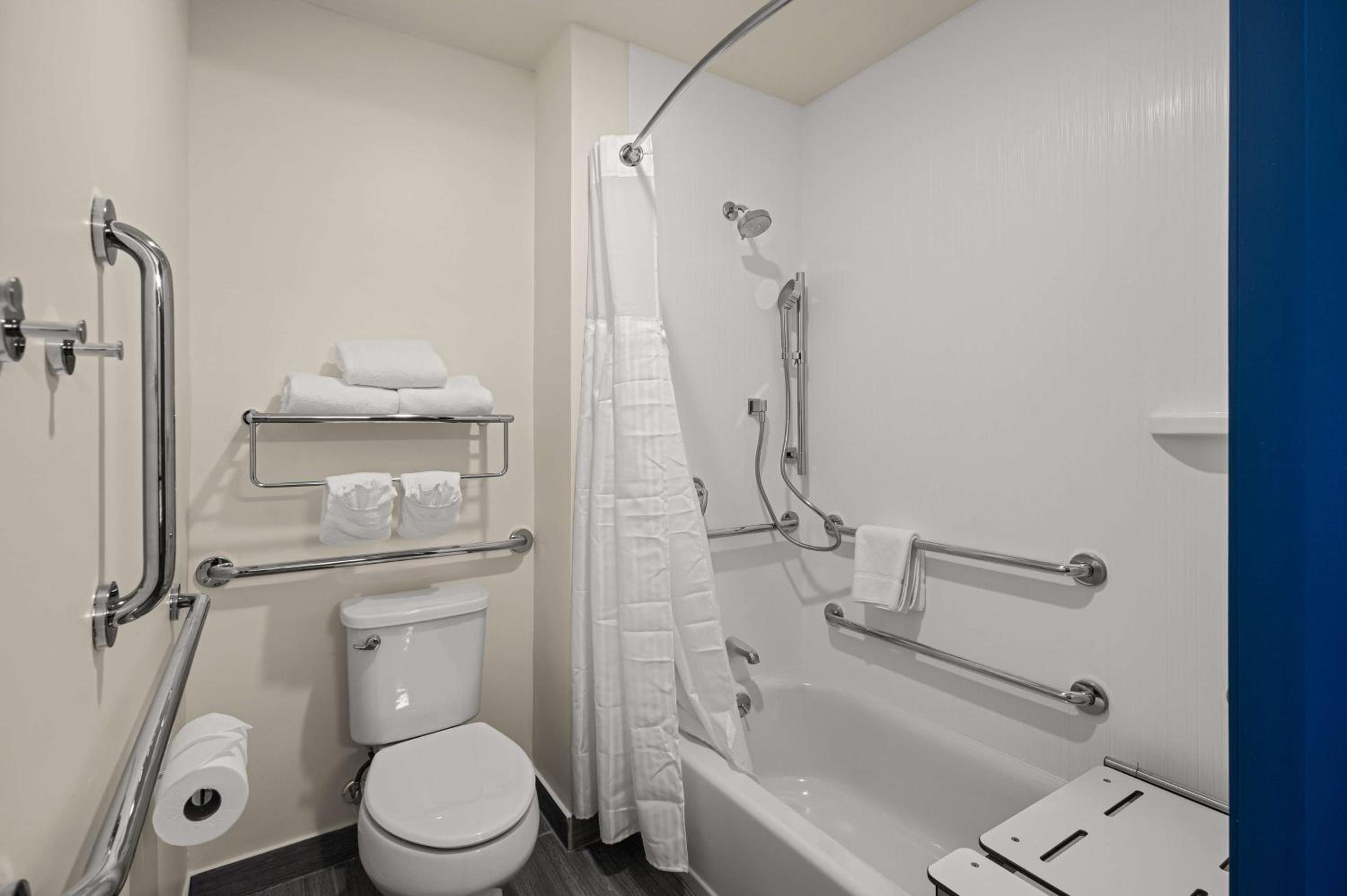 King Room with Bath Tub - Disability Access - Photo 5