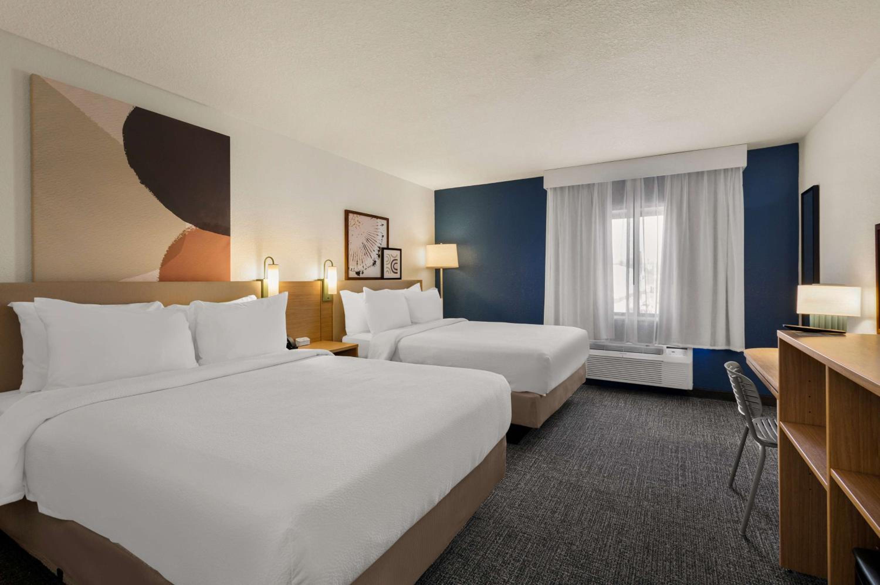 Room with Two Queen Beds - Non-Smoking - Photo 4
