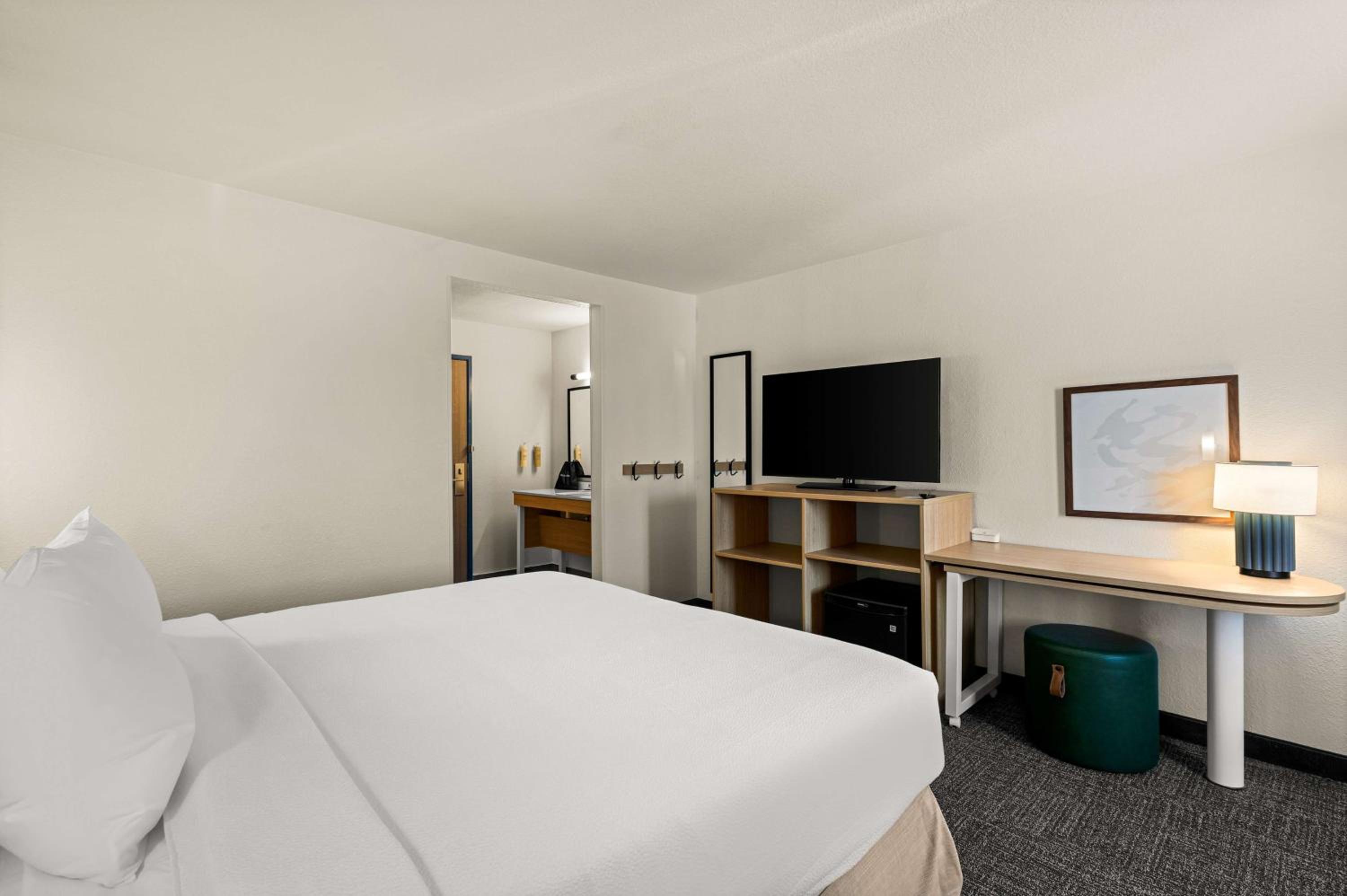 King Room with King Bed - Non-Smoking - Photo 2