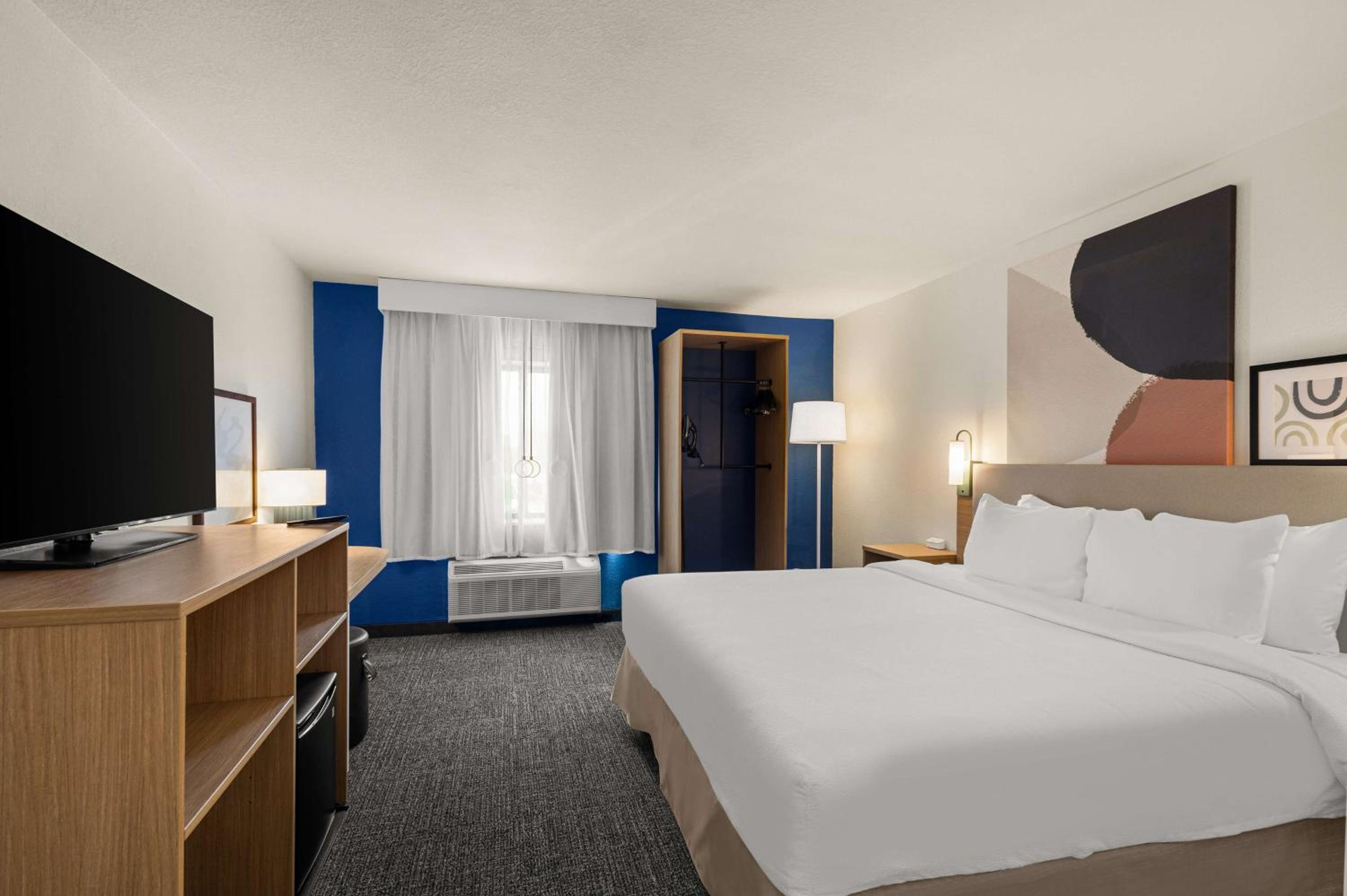 King Room with King Bed - Non-Smoking - Photo 3